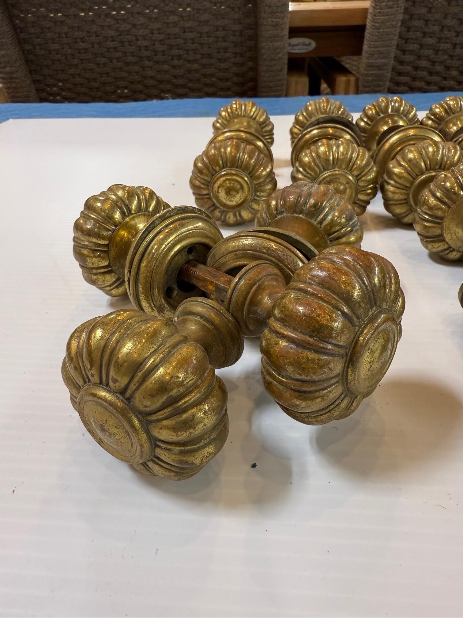 Set di 12 pomelli e rosette in ottone scanalati in stile Art Nouveau di metà secolo in vendita 8