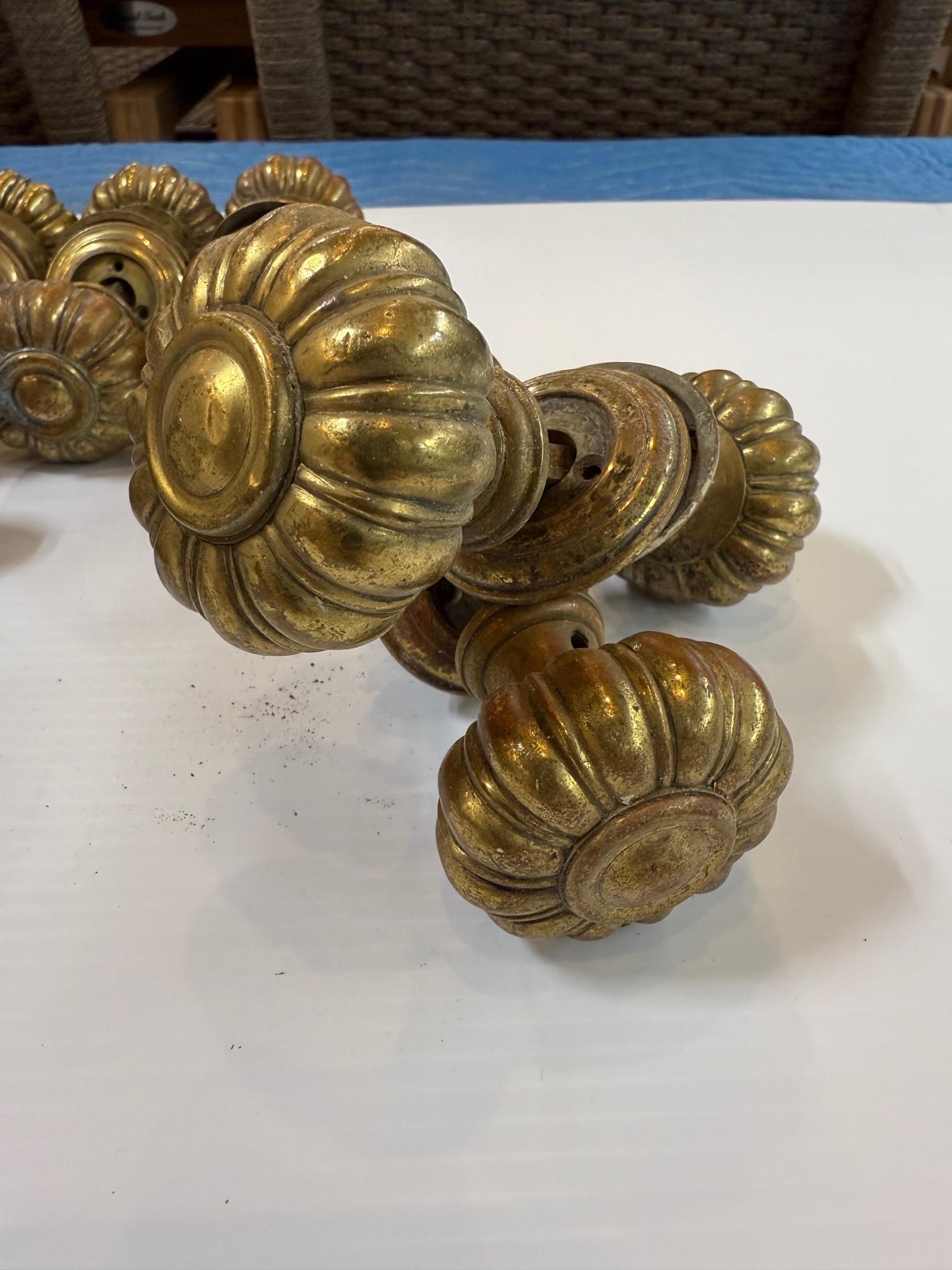 Set di 12 pomelli e rosette in ottone scanalati in stile Art Nouveau di metà secolo in vendita 9
