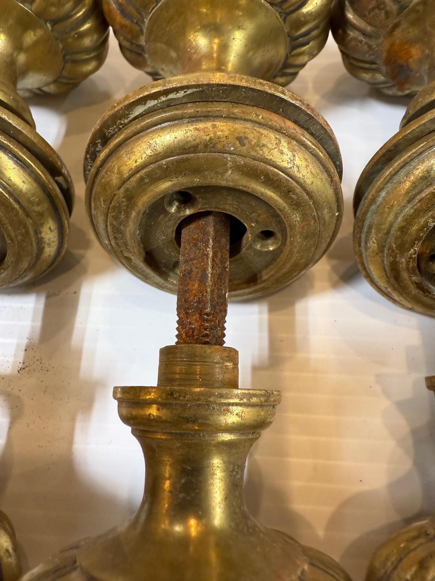 Set di 12 pomelli e rosette in ottone scanalati in stile Art Nouveau di metà secolo in vendita 10