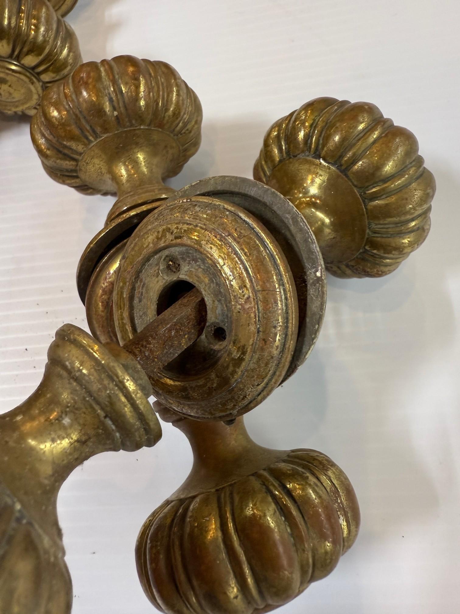 Set di 12 pomelli e rosette in ottone scanalati in stile Art Nouveau di metà secolo in vendita 11