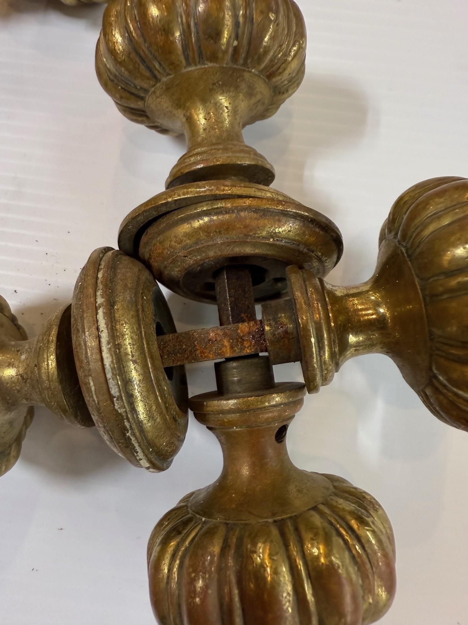 Set di 12 pomelli e rosette in ottone scanalati in stile Art Nouveau di metà secolo in vendita 12