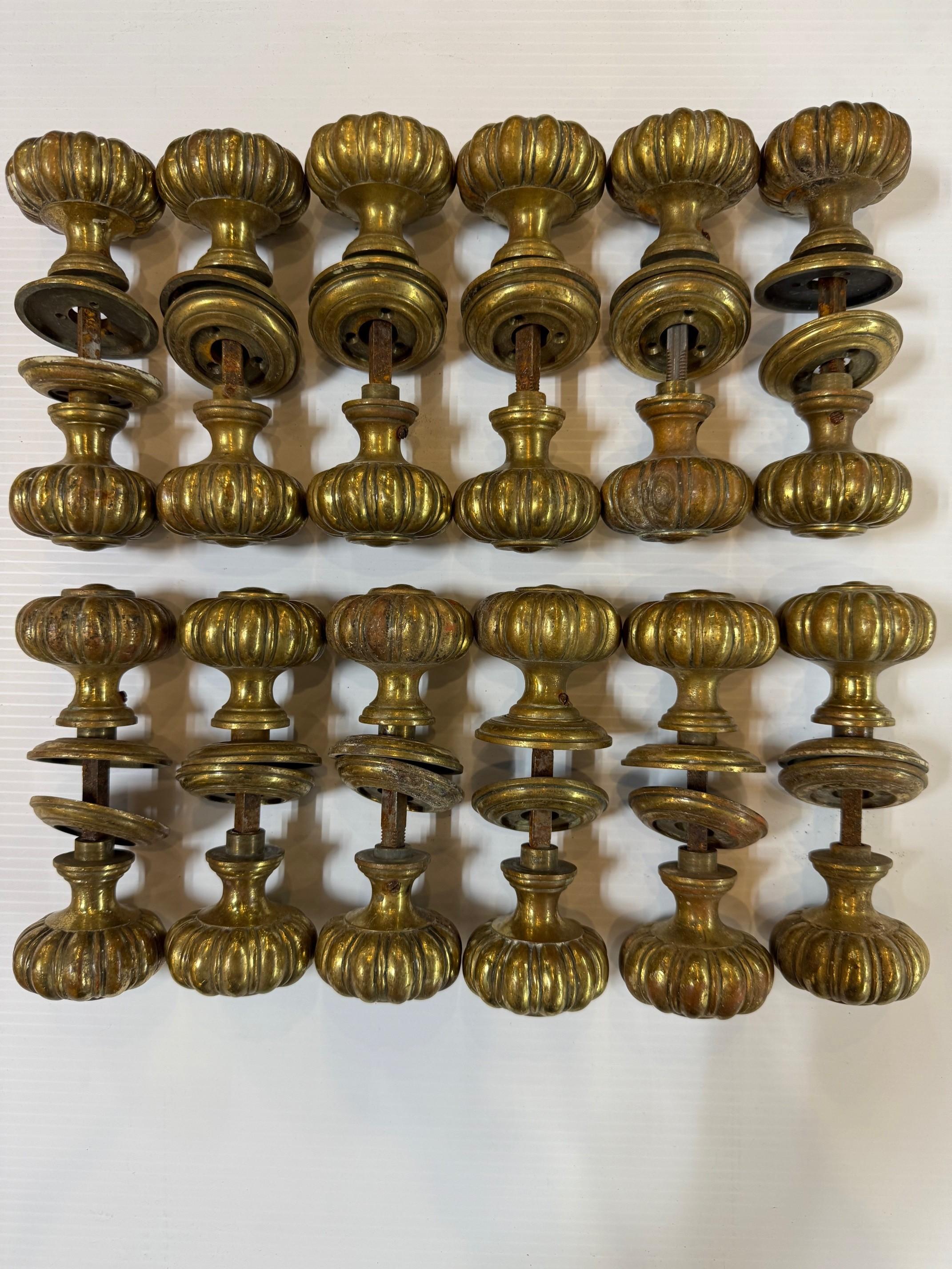 Set di 12 pomelli e rosette in ottone scanalati in stile Art Nouveau della metà del secolo scorso. Si tratta di un fantastico set di 12 pomelli per porte in ottone con rosette, di ottima qualità che necessitano solo di una buona pulizia e