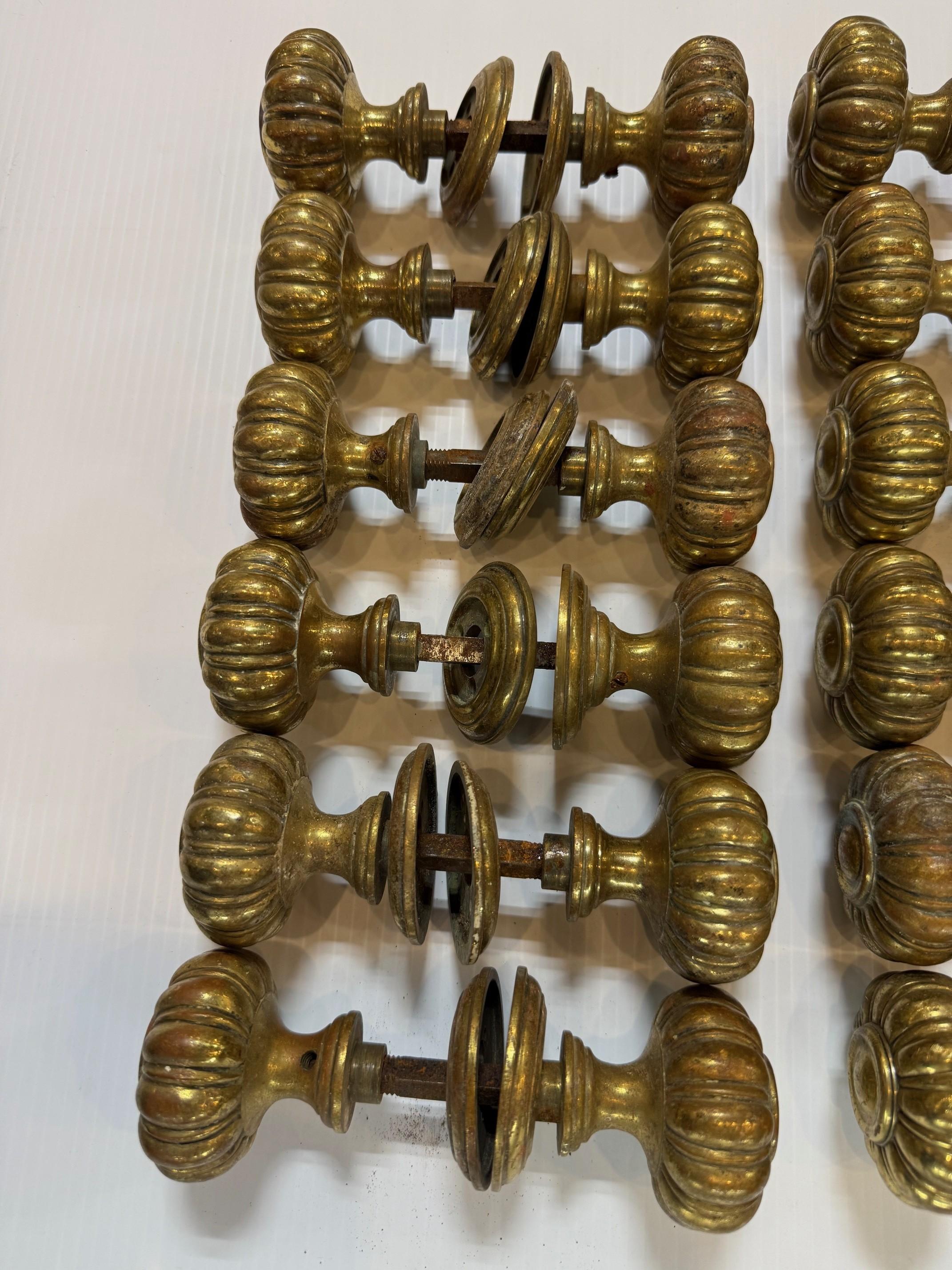 Americano Set di 12 pomelli e rosette in ottone scanalati in stile Art Nouveau di metà secolo in vendita