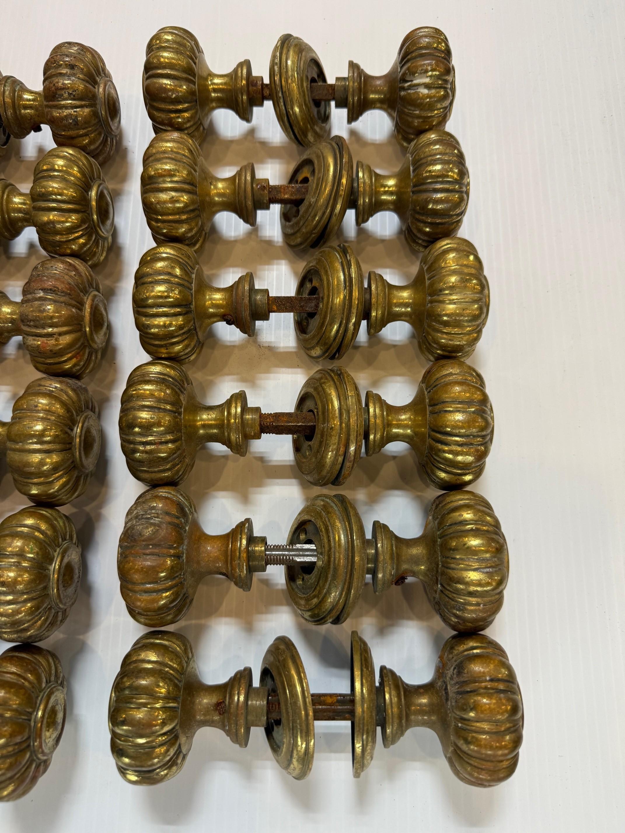 Set di 12 pomelli e rosette in ottone scanalati in stile Art Nouveau di metà secolo In condizioni buone in vendita a Stamford, CT