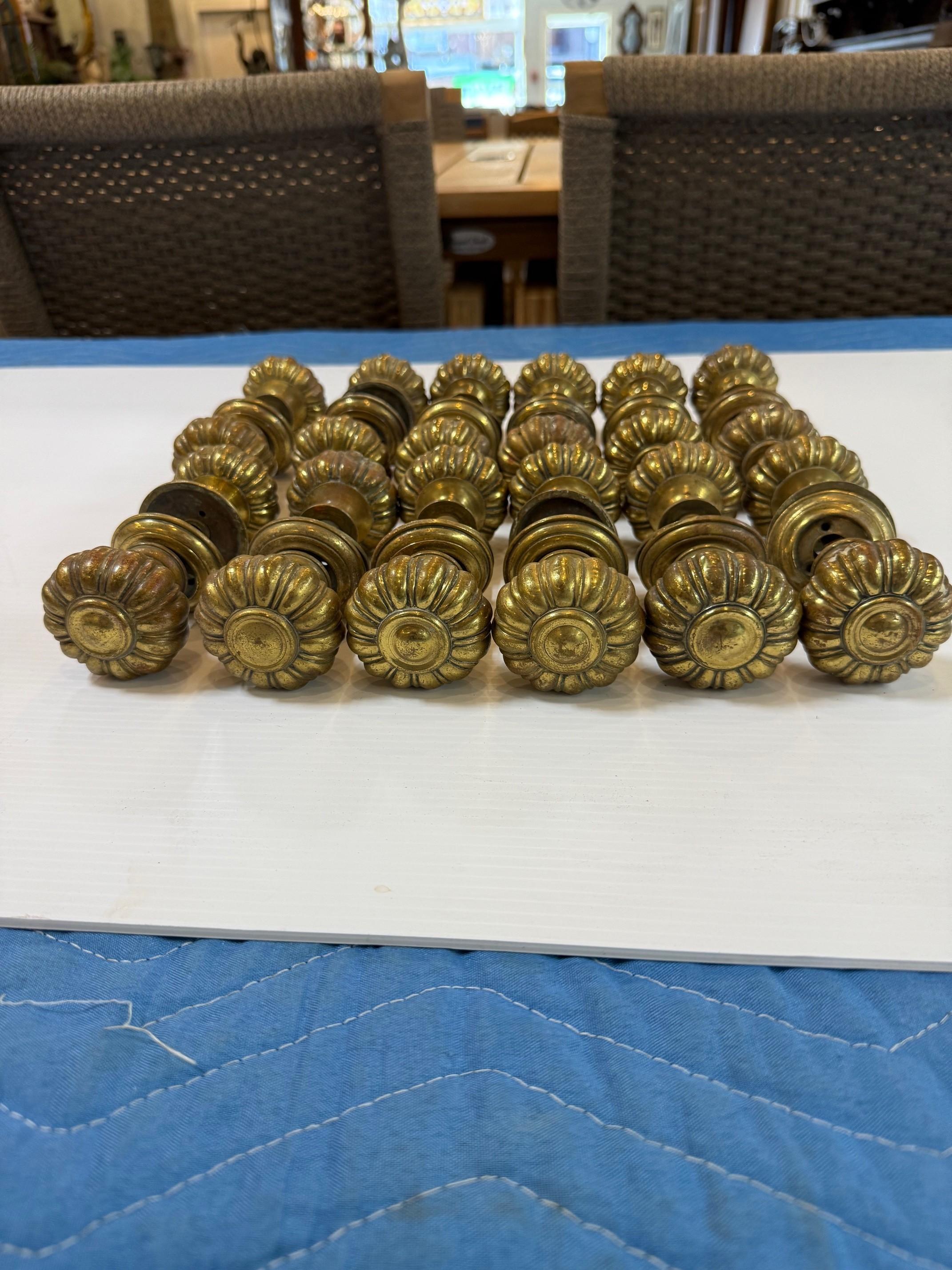 XX secolo Set di 12 pomelli e rosette in ottone scanalati in stile Art Nouveau di metà secolo in vendita