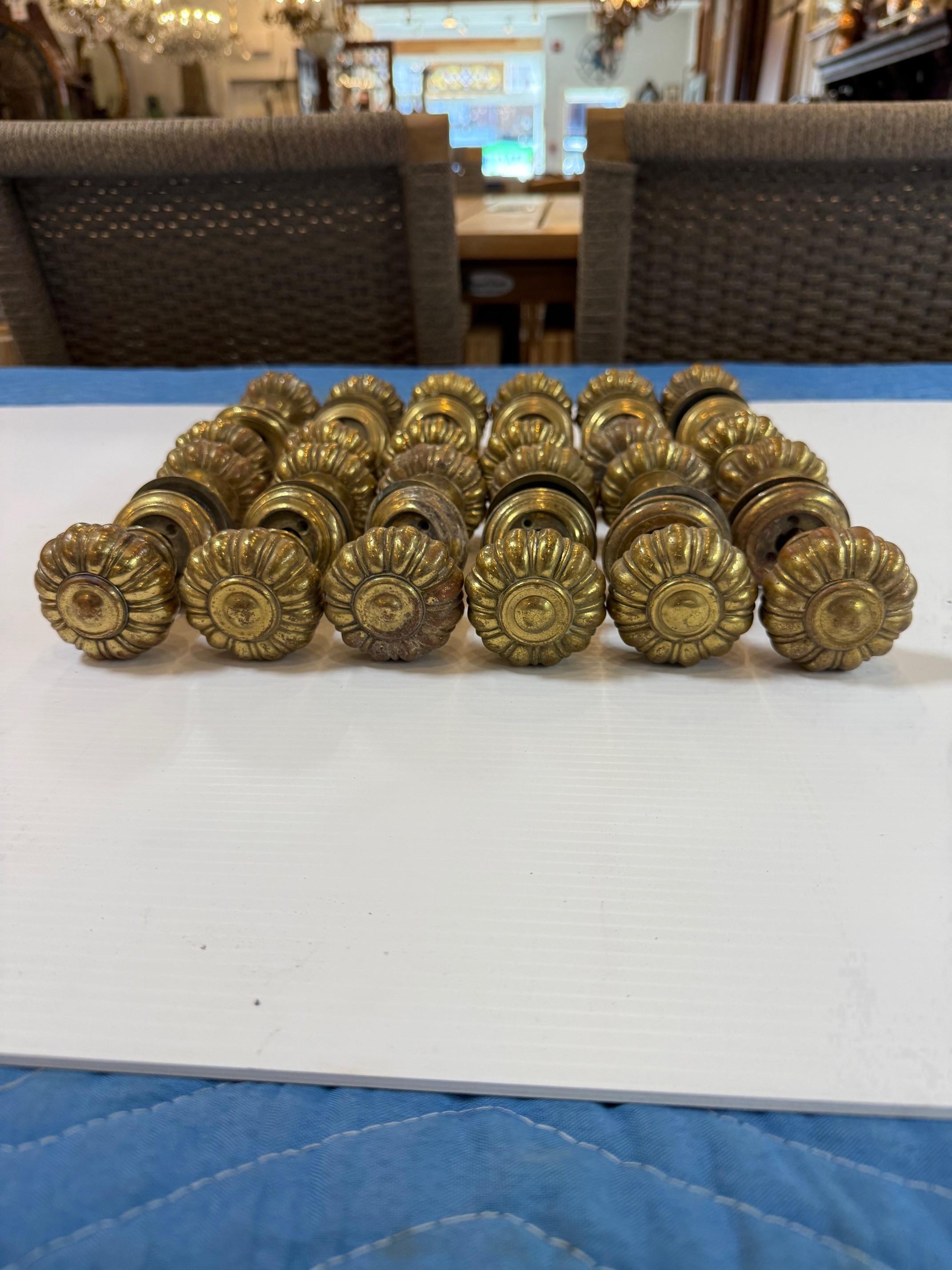 Ottone Set di 12 pomelli e rosette in ottone scanalati in stile Art Nouveau di metà secolo in vendita