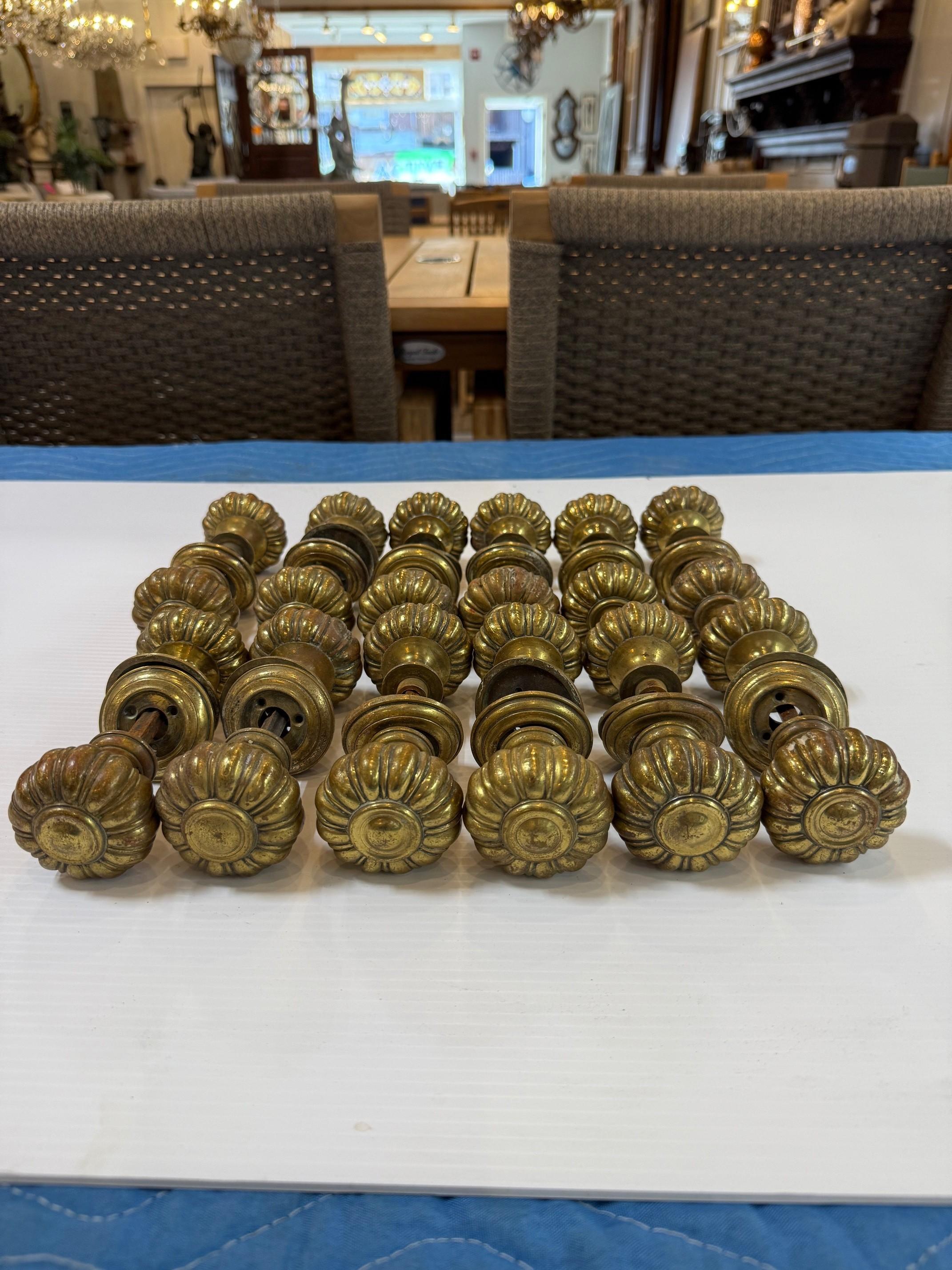 Set di 12 pomelli e rosette in ottone scanalati in stile Art Nouveau di metà secolo in vendita 1