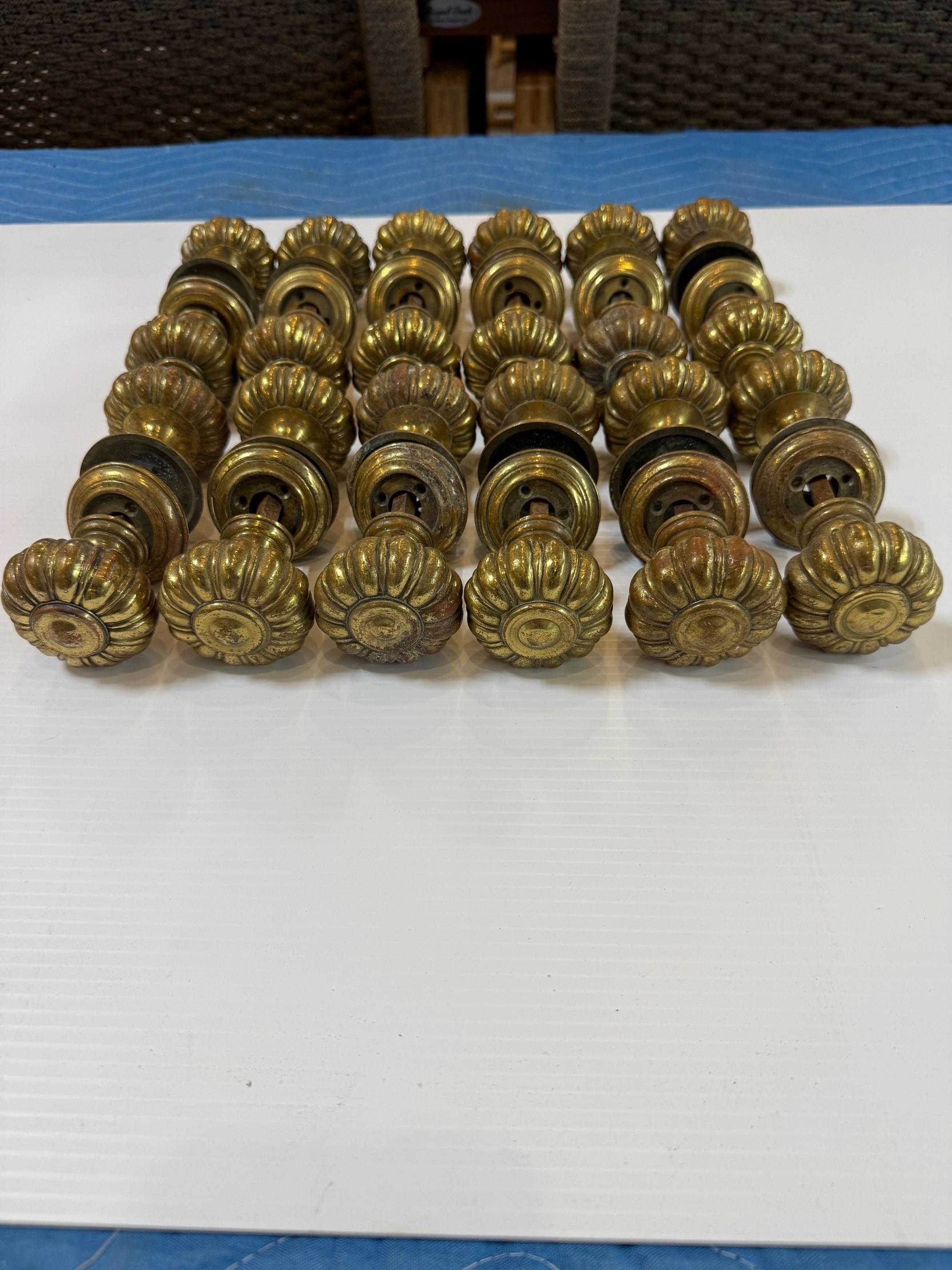 Set di 12 pomelli e rosette in ottone scanalati in stile Art Nouveau di metà secolo in vendita 2