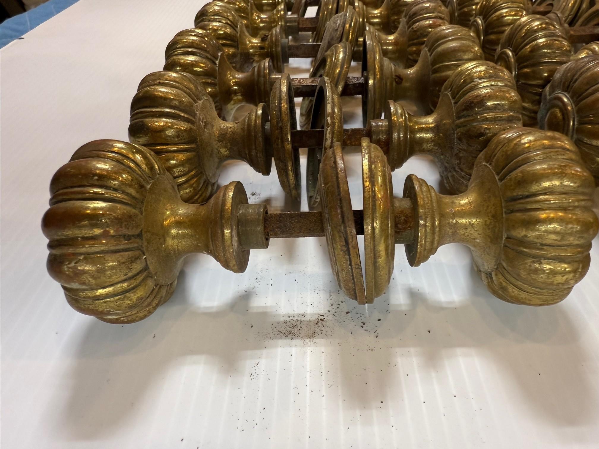 Set di 12 pomelli e rosette in ottone scanalati in stile Art Nouveau di metà secolo in vendita 3