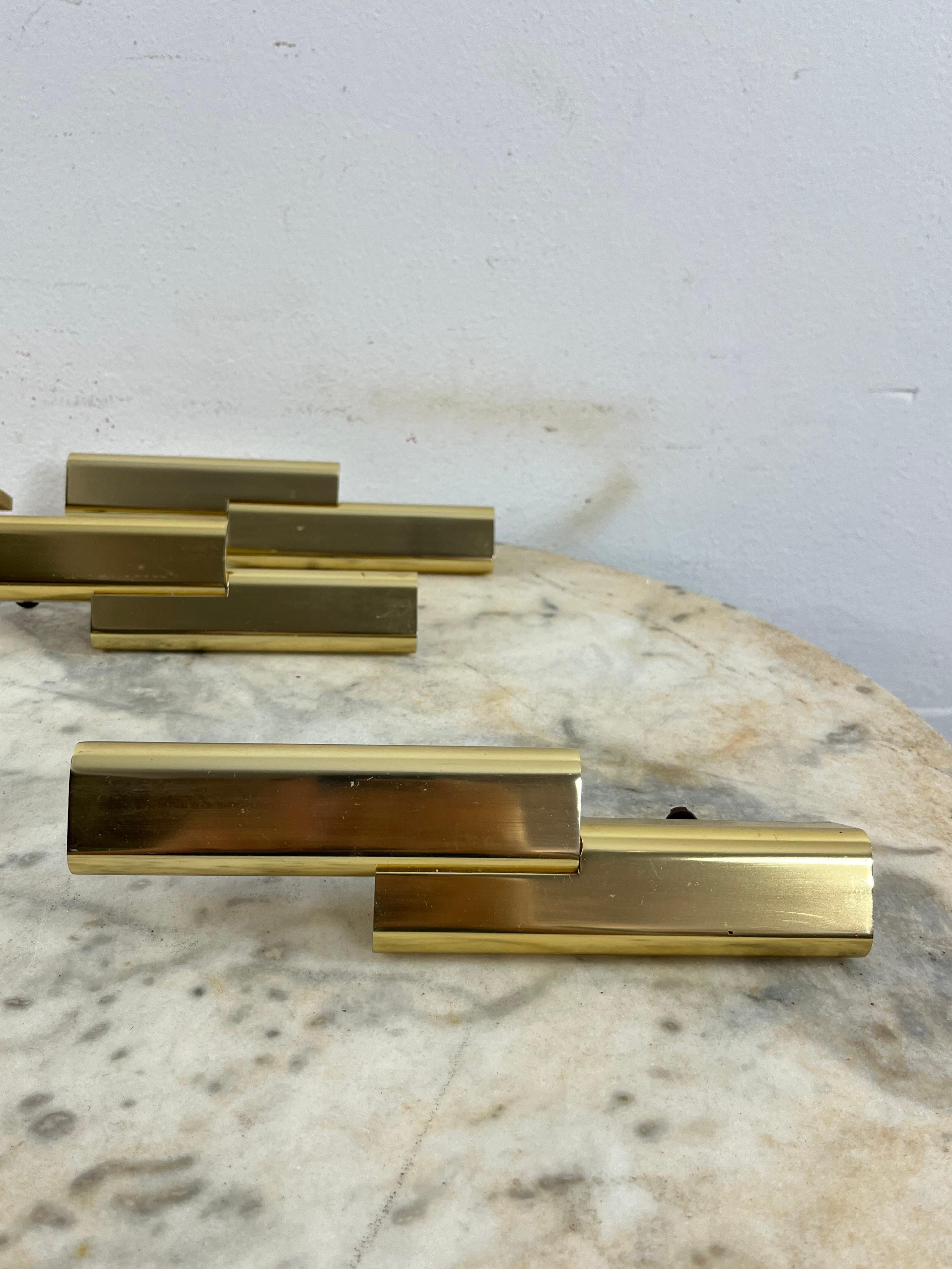 Juego de 12 tiradores de muebles de metal dorado de mediados de siglo Hecho en Italia, años 60
Desmontado de armarios de alta calidad en desuso.
Artículos de gran calidad, en buen estado.
