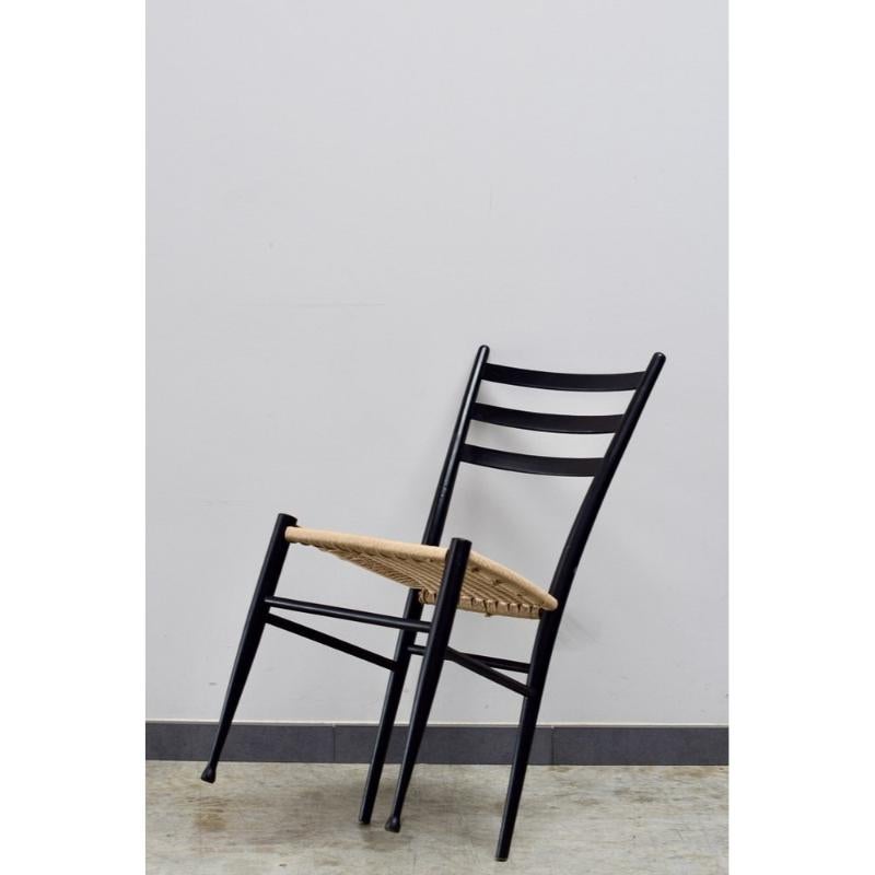 Set di 12 sedie da salotto di metà secolo in legno laccato nero e corda, anni '60 in vendita 6