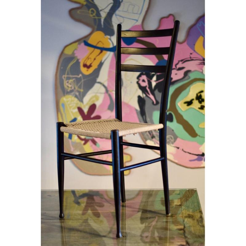 Set di 12 sedie da salotto di metà secolo in legno laccato nero e corda, anni '60 in vendita 7