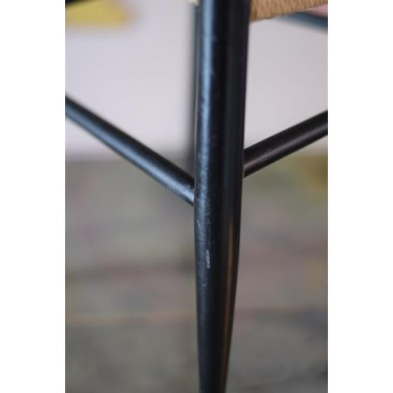 Set di 12 sedie da salotto di metà secolo in legno laccato nero e corda, anni '60 In condizioni ottime in vendita a Andrézieux-Bouthéon, FR