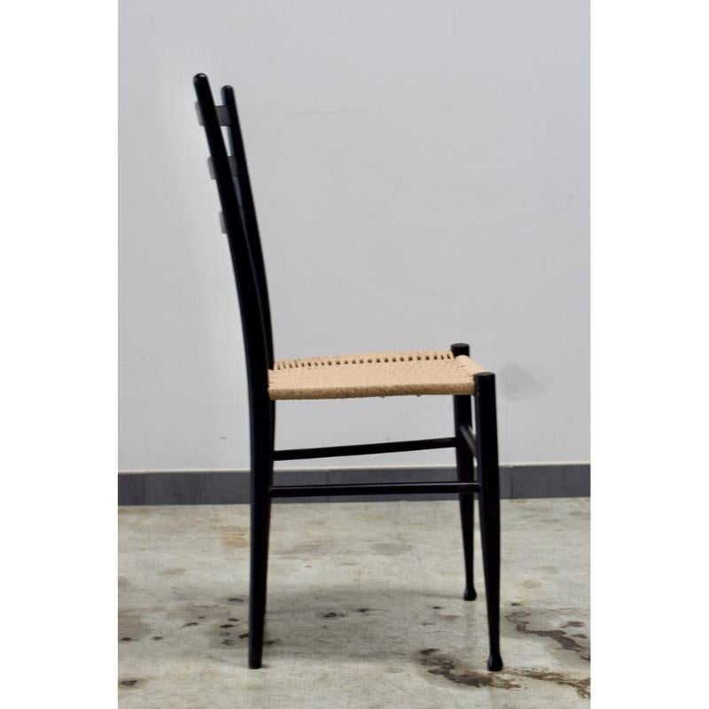 Set di 12 sedie da salotto di metà secolo in legno laccato nero e corda, anni '60 in vendita 3
