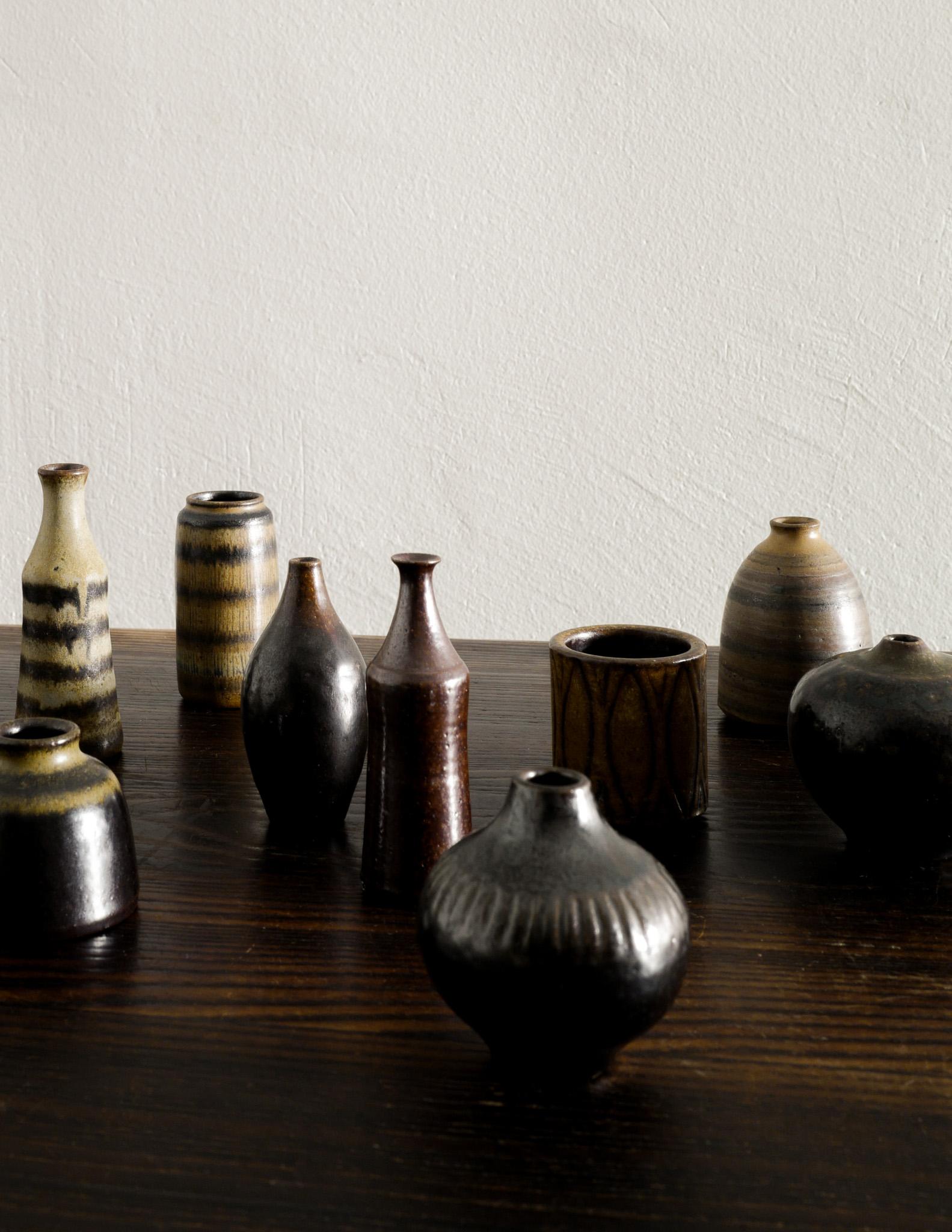 Scandinave moderne Ensemble de 12 vases en grès / céramique du milieu du siècle par Wallåkra produits dans les années 1940  en vente