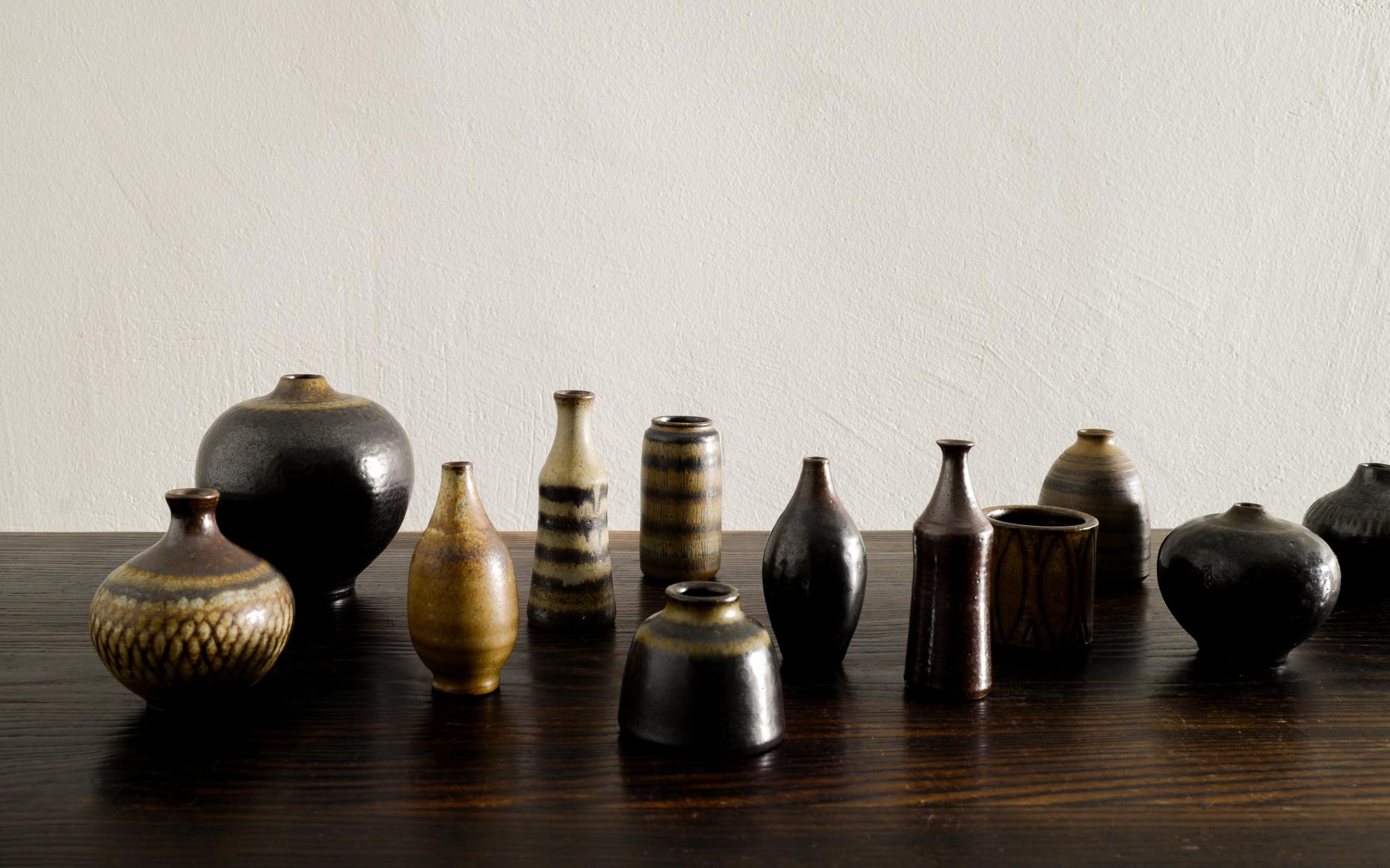 Ensemble de 12 vases en grès / céramique du milieu du siècle par Wallåkra produits dans les années 1940  en vente 1
