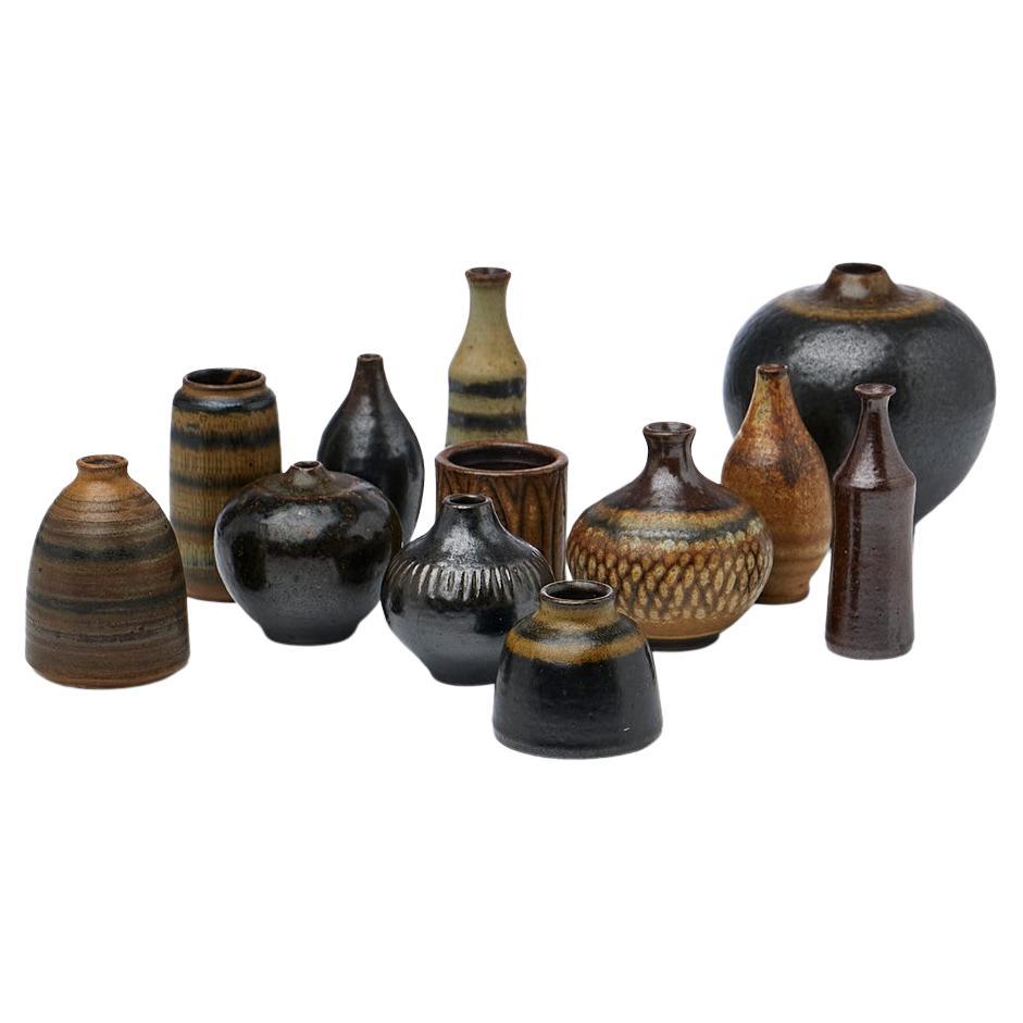Ensemble de 12 vases en grès / céramique du milieu du siècle par Wallåkra produits dans les années 1940 