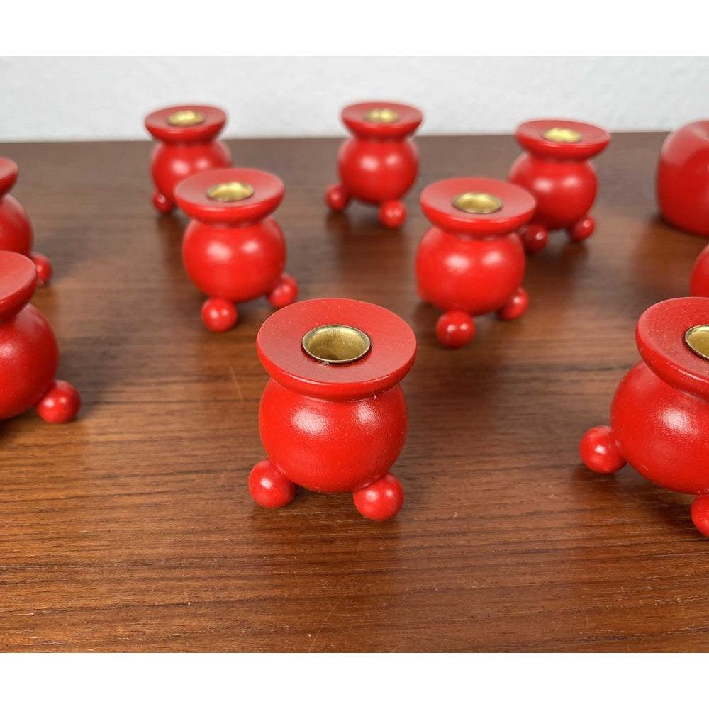 Juego de 12 candelabros navideños tradicionales suecos de madera de mediados de siglo, años 60 en Excelente estado para la venta en Hamburg, DE