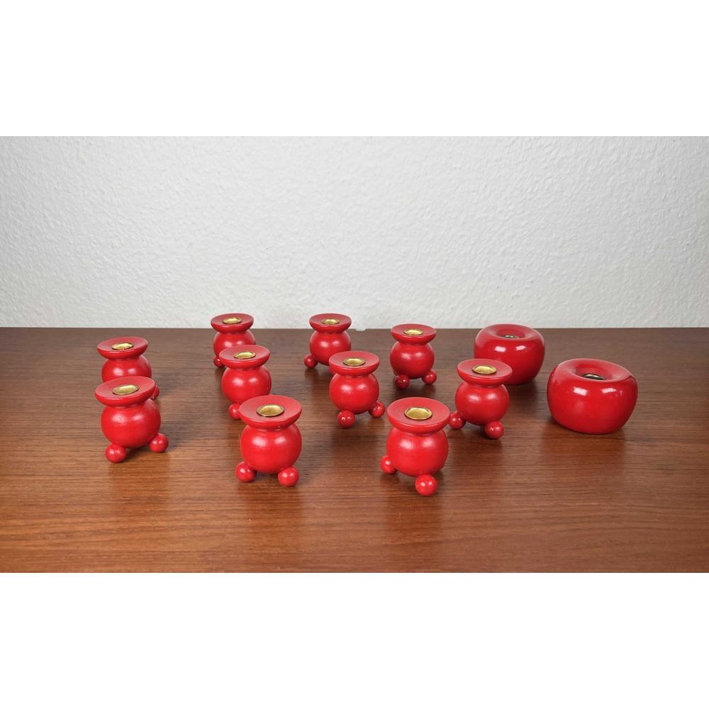 Juego de 12 candelabros navideños tradicionales suecos de madera de mediados de siglo, años 60 siglo XX en venta