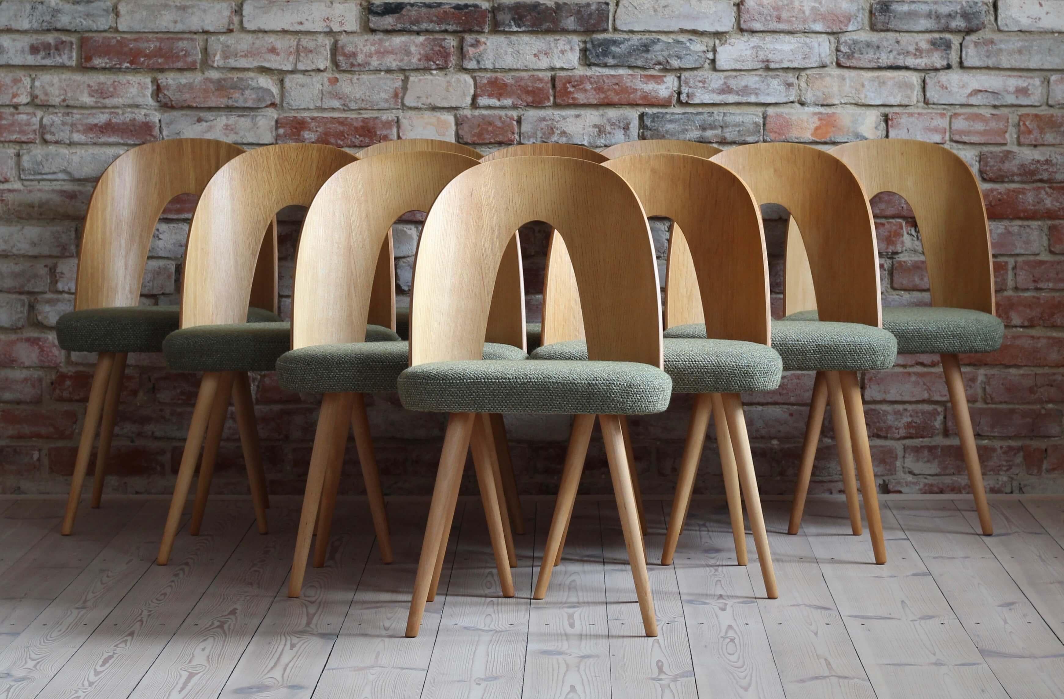 Ensemble de 12 chaises de salle à manger du milieu du siècle par A.Šuman, tapisserie personnalisable disponible en vente 10