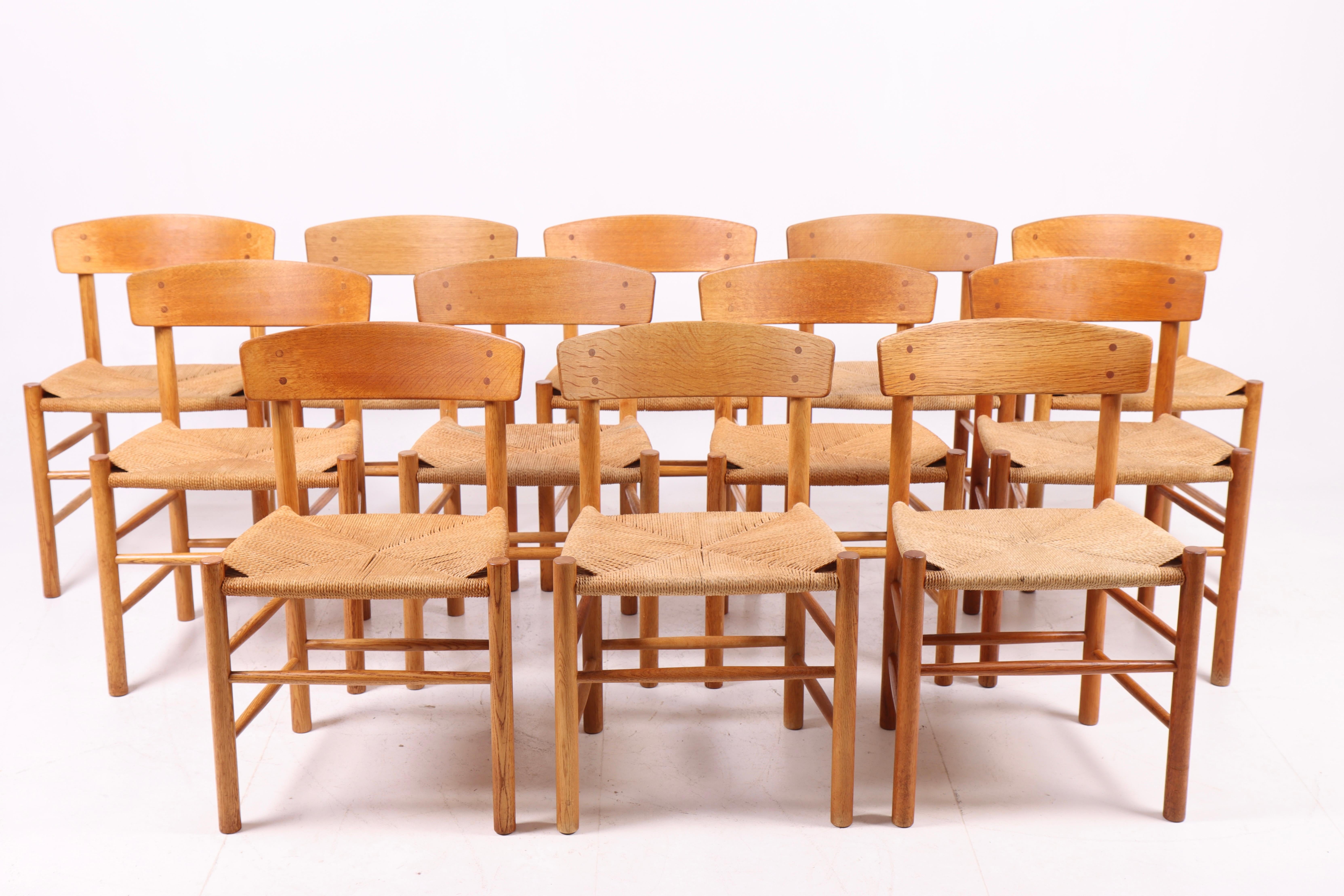 Ensemble de 12 chaises d'appoint scandinaves en chêne massif avec assise en corde de papier. Conçu par Børge Mogensen pour FDB, Danemark. Etat original.