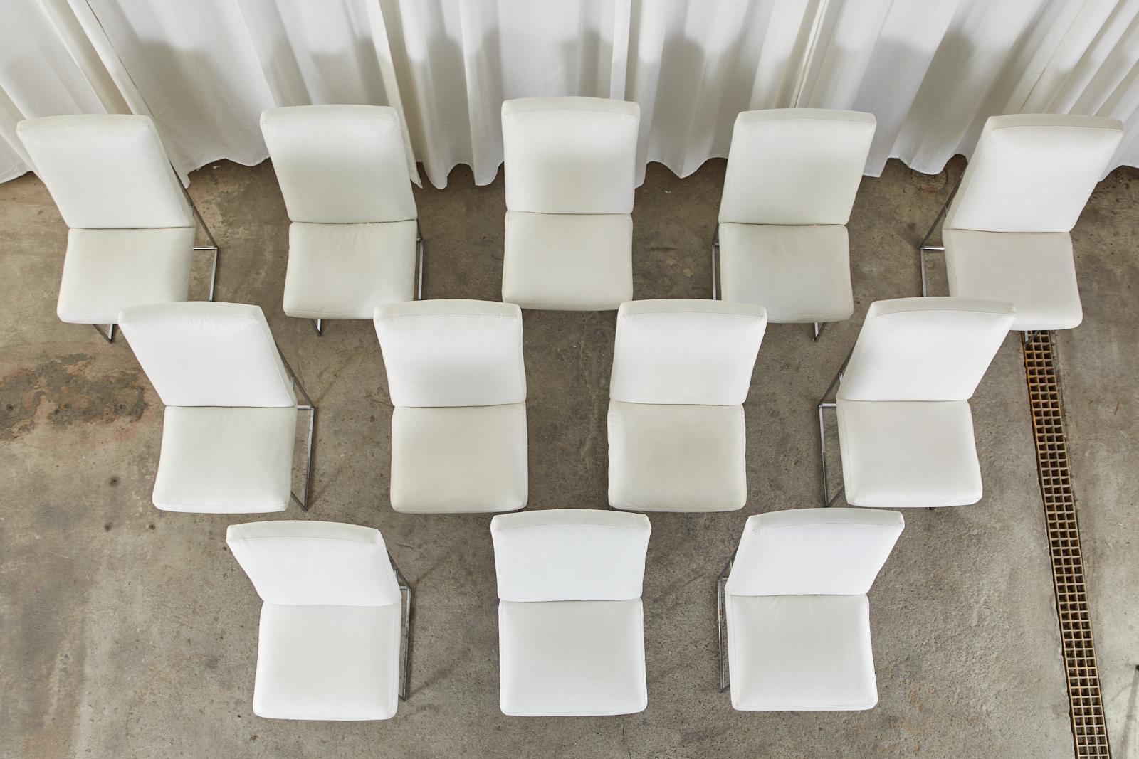 Magnifique ensemble assorti de 12 chaises de salle à manger Milo Baughman pour Thayer Coggin 1187 à ligne fine chromée. L'ensemble comprend les sièges au design flottant emblématique, avec un revêtement en faux cuir naugahyde blanc. La tapisserie