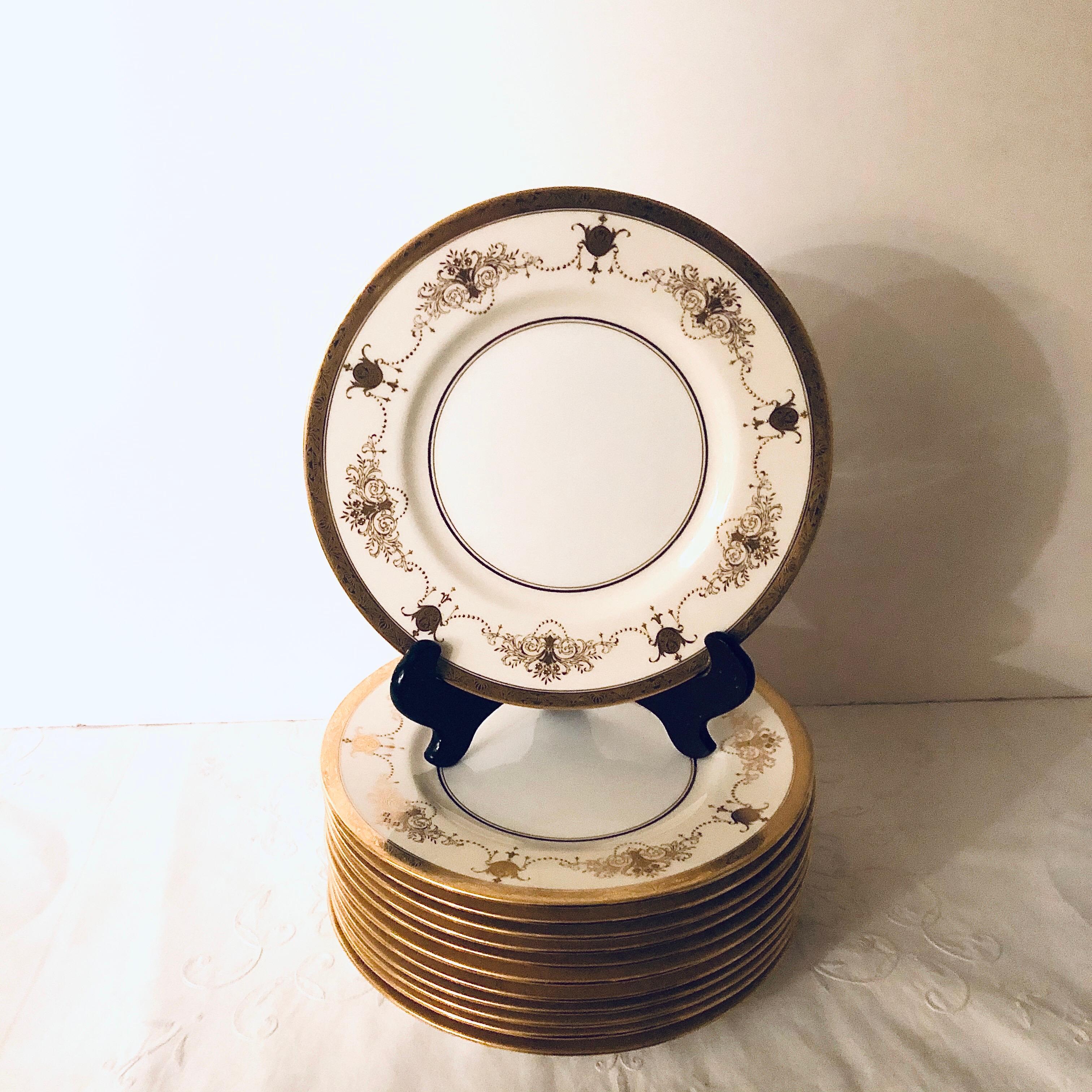 Juego de 12 Platos de Cena Minton Decorados con Cintas de Joyería Dorada en Relieve en Excelente estado para la venta en Boston, MA