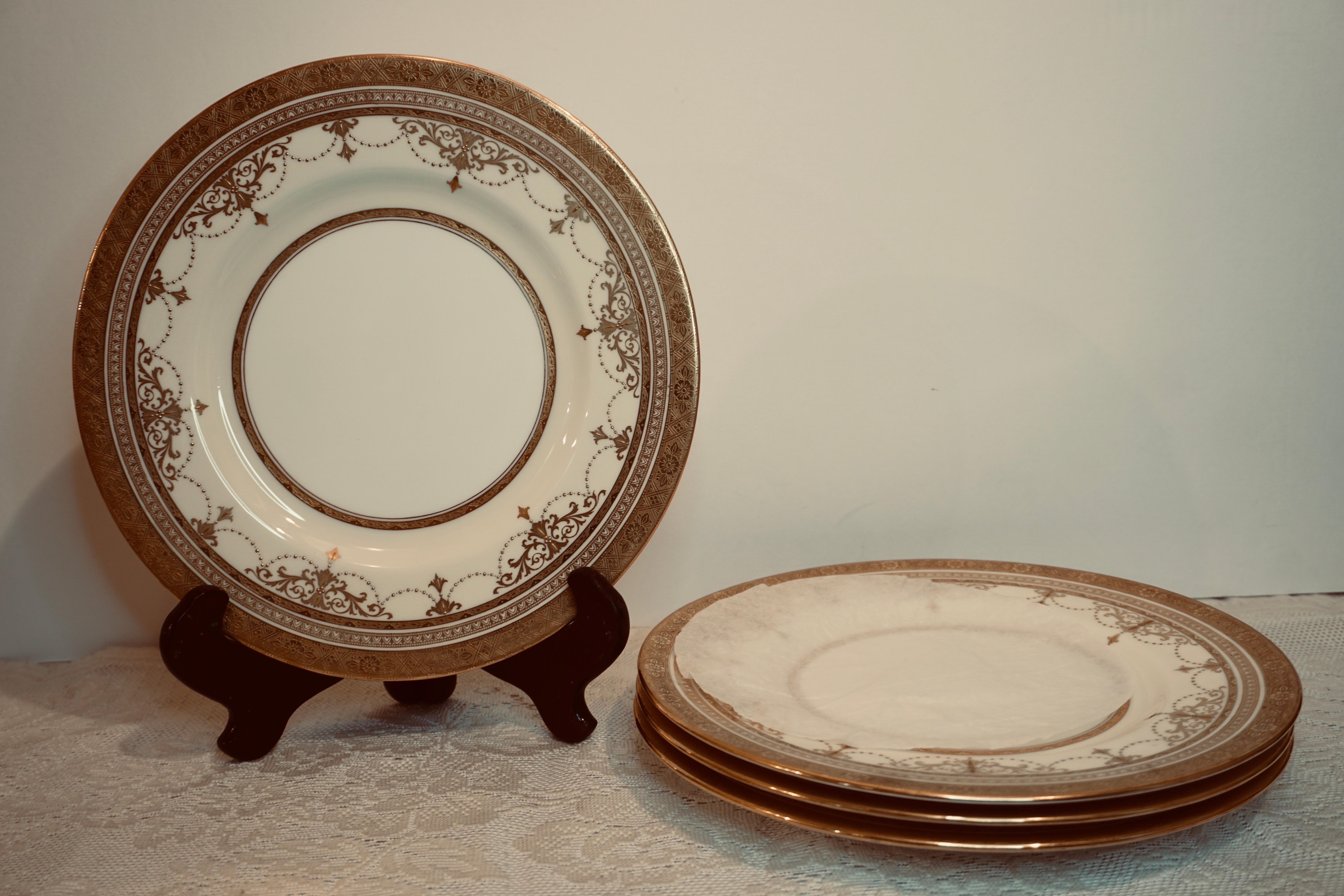 Set of 11 Minton Dinner Plates with Raised Gold Jeweled Garlands and Gold Border In Good Condition In Boston, MA