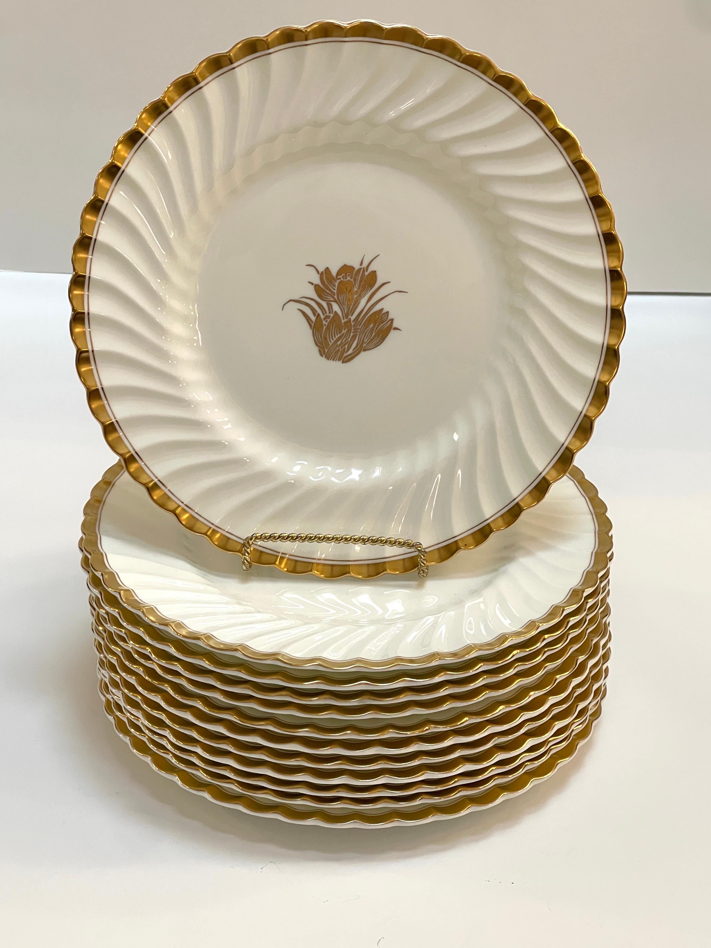 Ensemble de 12 assiettes à dîner Minton 'Gold Crocus', Angleterre, vers 1920

Un ensemble élégant et raffiné de douze assiettes à dîner de 10,5 pouces de Minton, l'un des fabricants de porcelaine les plus prestigieux d'Angleterre. Produit au début