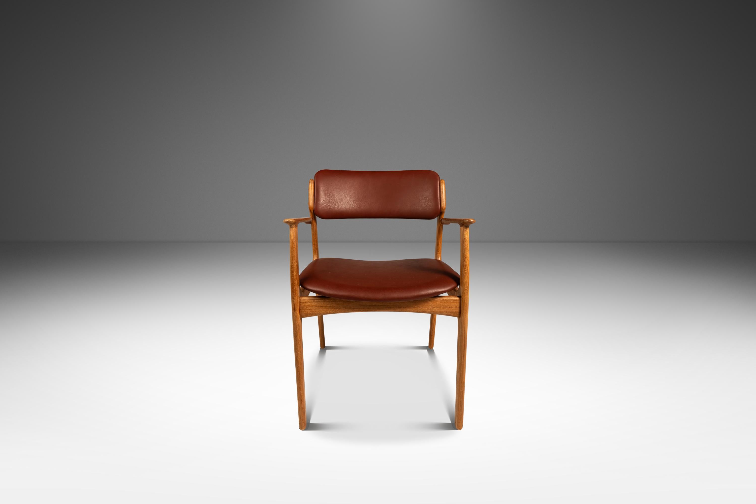  Cet ensemble exceptionnel de douze chaises de salle à manger Modèle 49 par Erik Buch pour O.D. Møbler, fabriqué au Danemark dans les années 1960, comprend dix chaises d'appoint et deux chaises de capitaine (fauteuils), offrant un mélange cohérent
