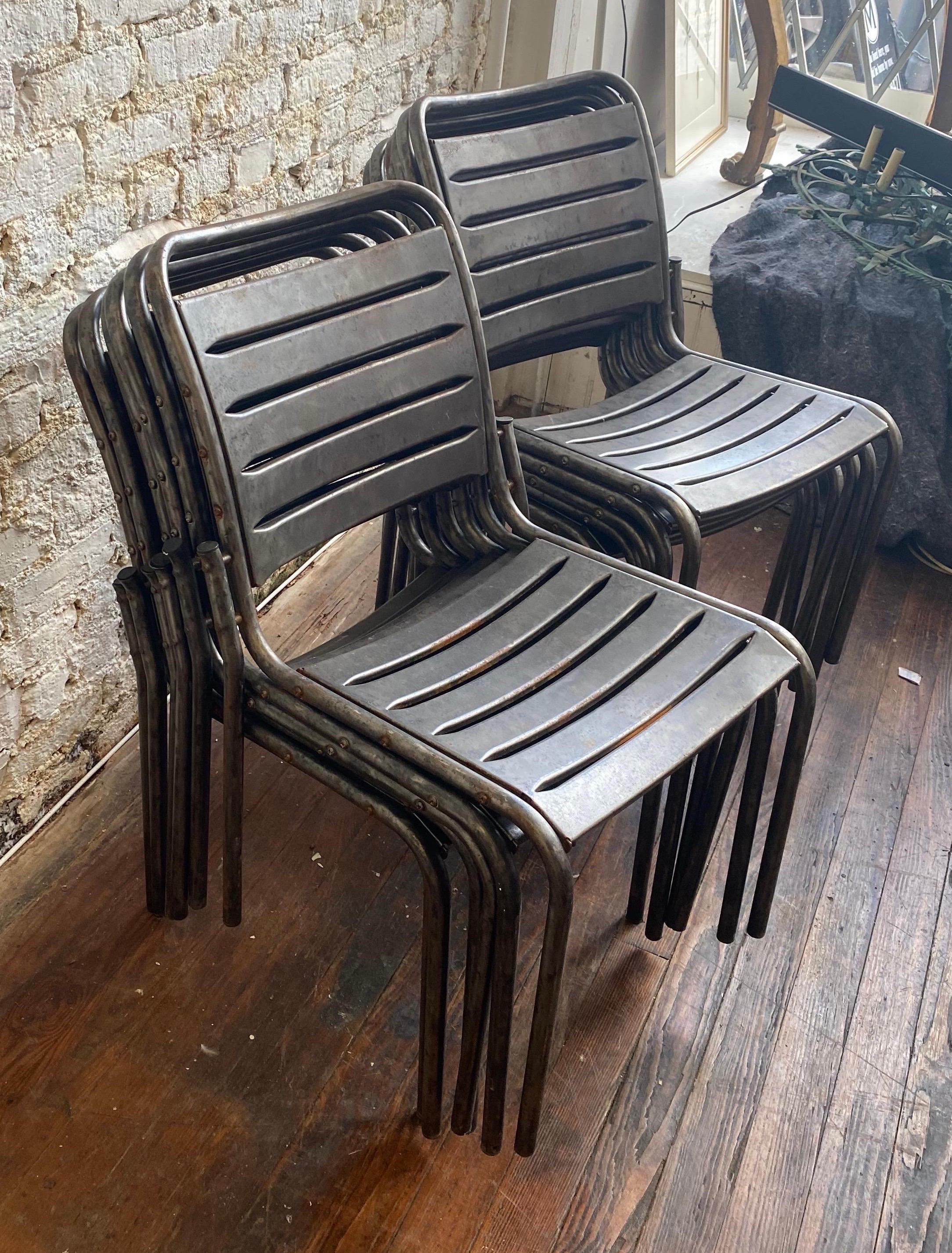 Ensemble de 12 chaises modernes en métal en vente 4