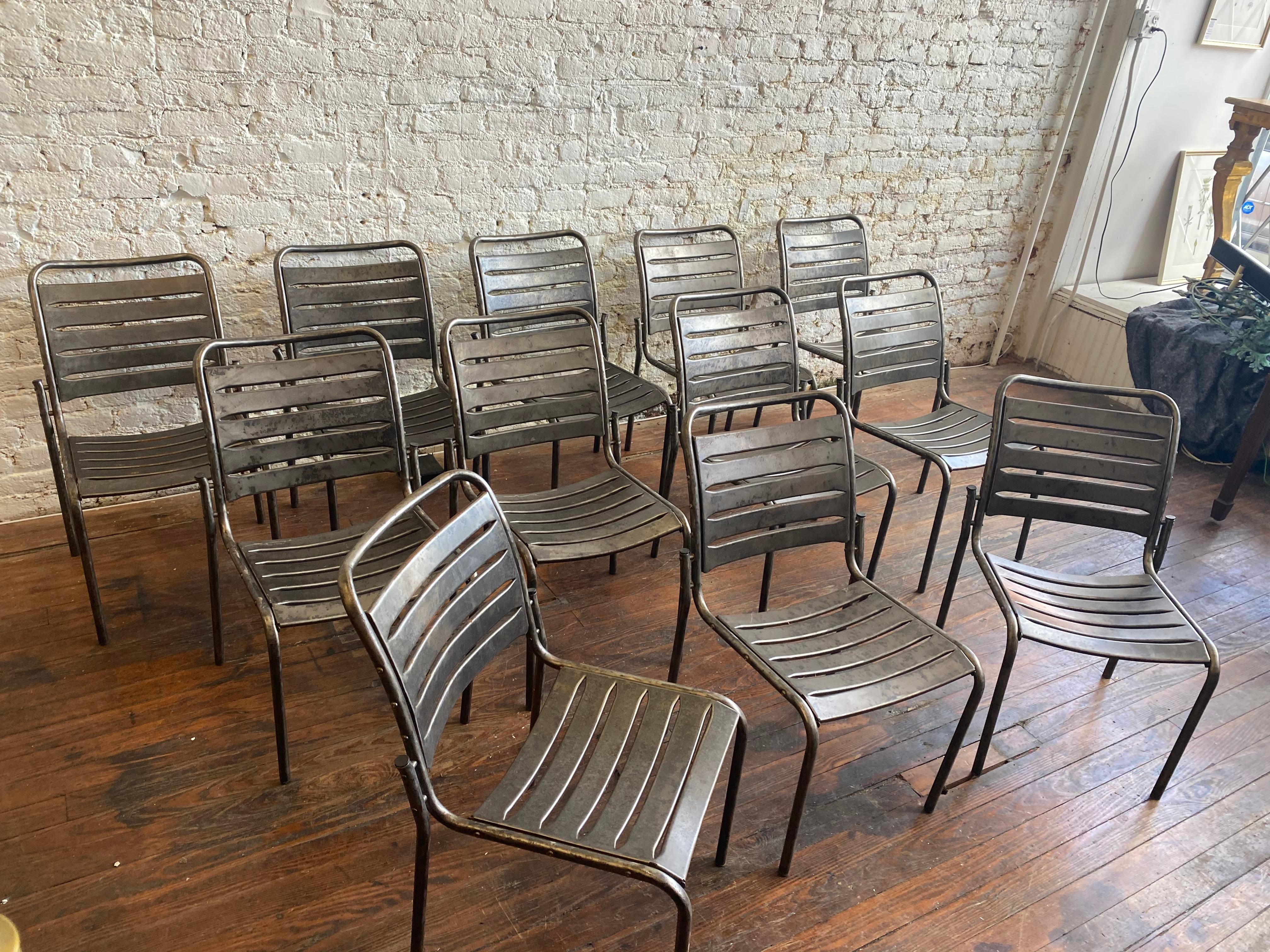 Moderne Ensemble de 12 chaises modernes en métal en vente