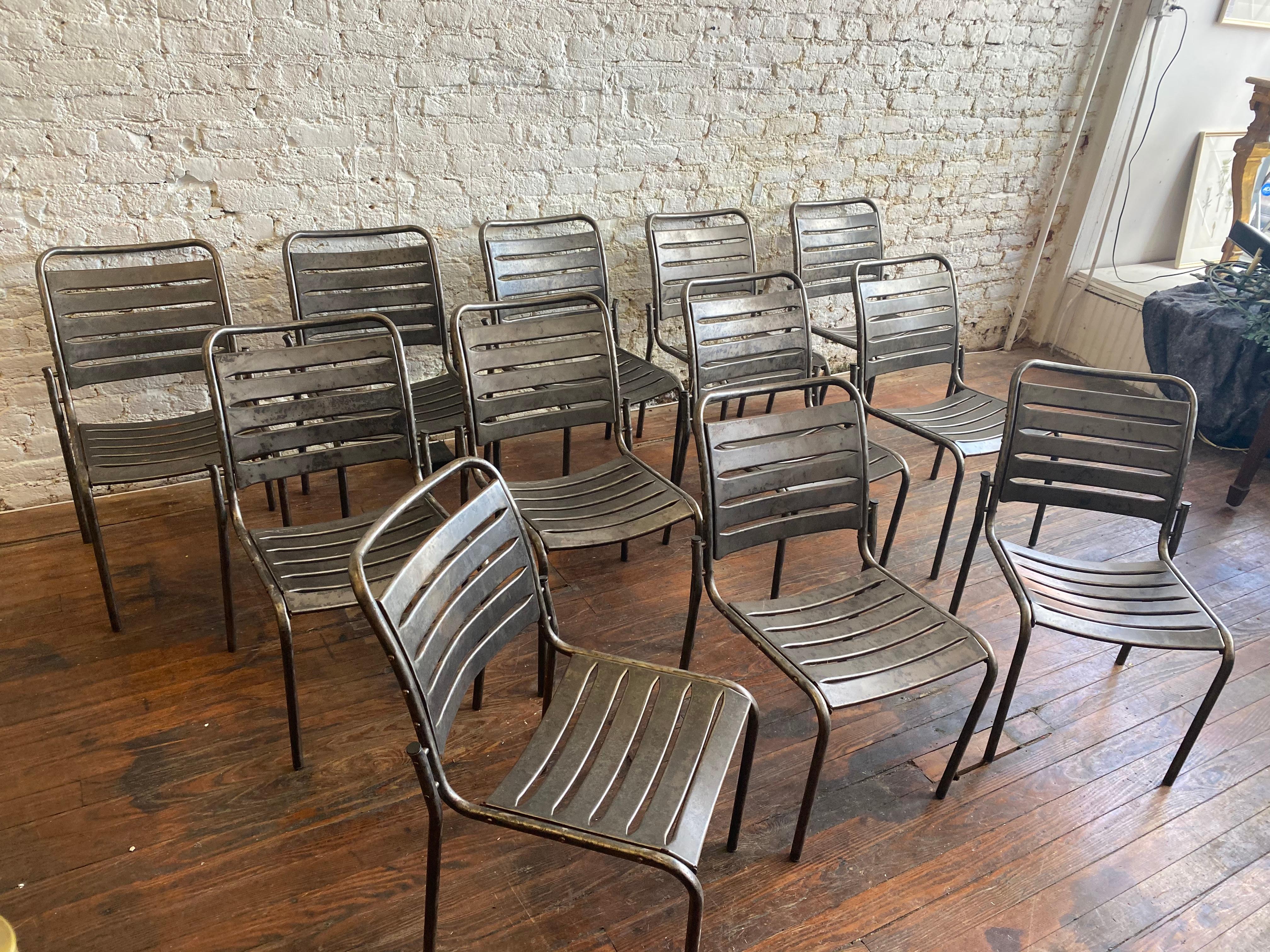 Inconnu Ensemble de 12 chaises modernes en métal en vente