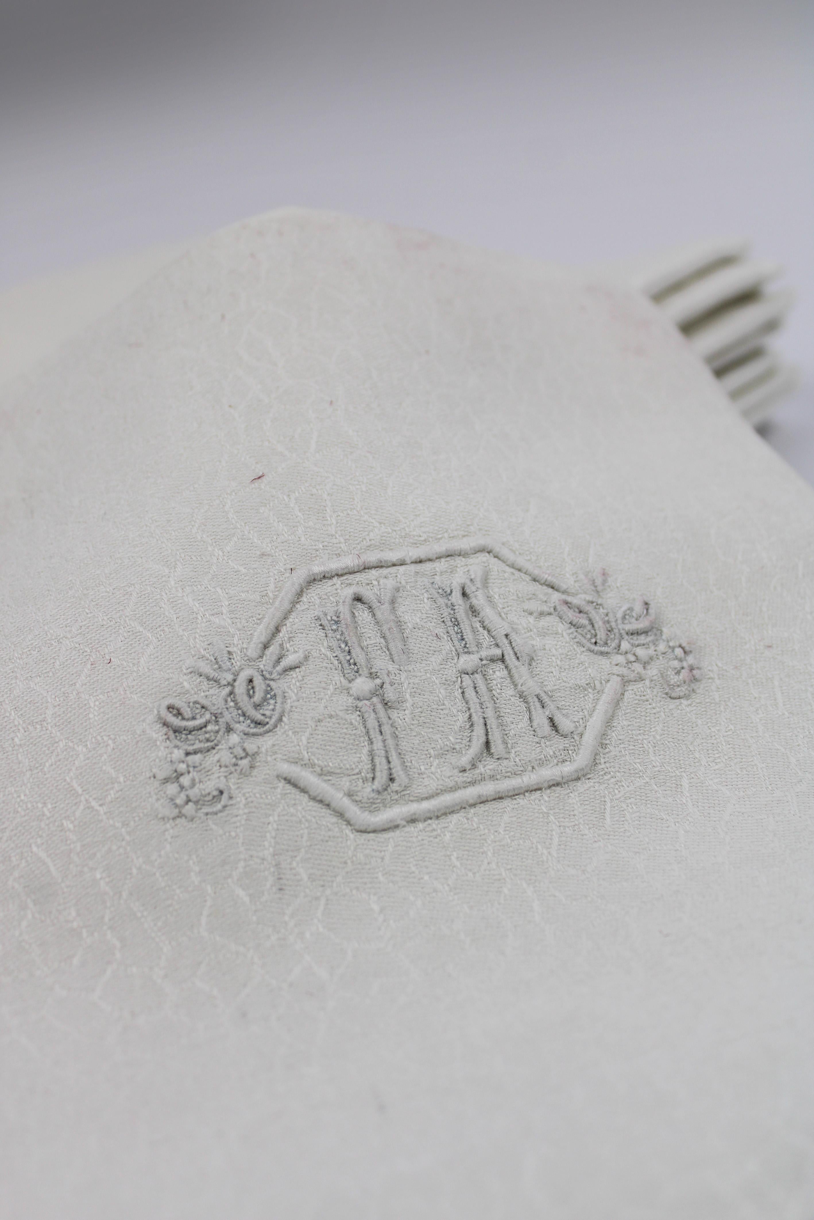 Set of 12 Monogramed Large Cream Colored Belgian Linen Table Napkins Belgium In Good Condition For Sale In Antwerpen, BE
