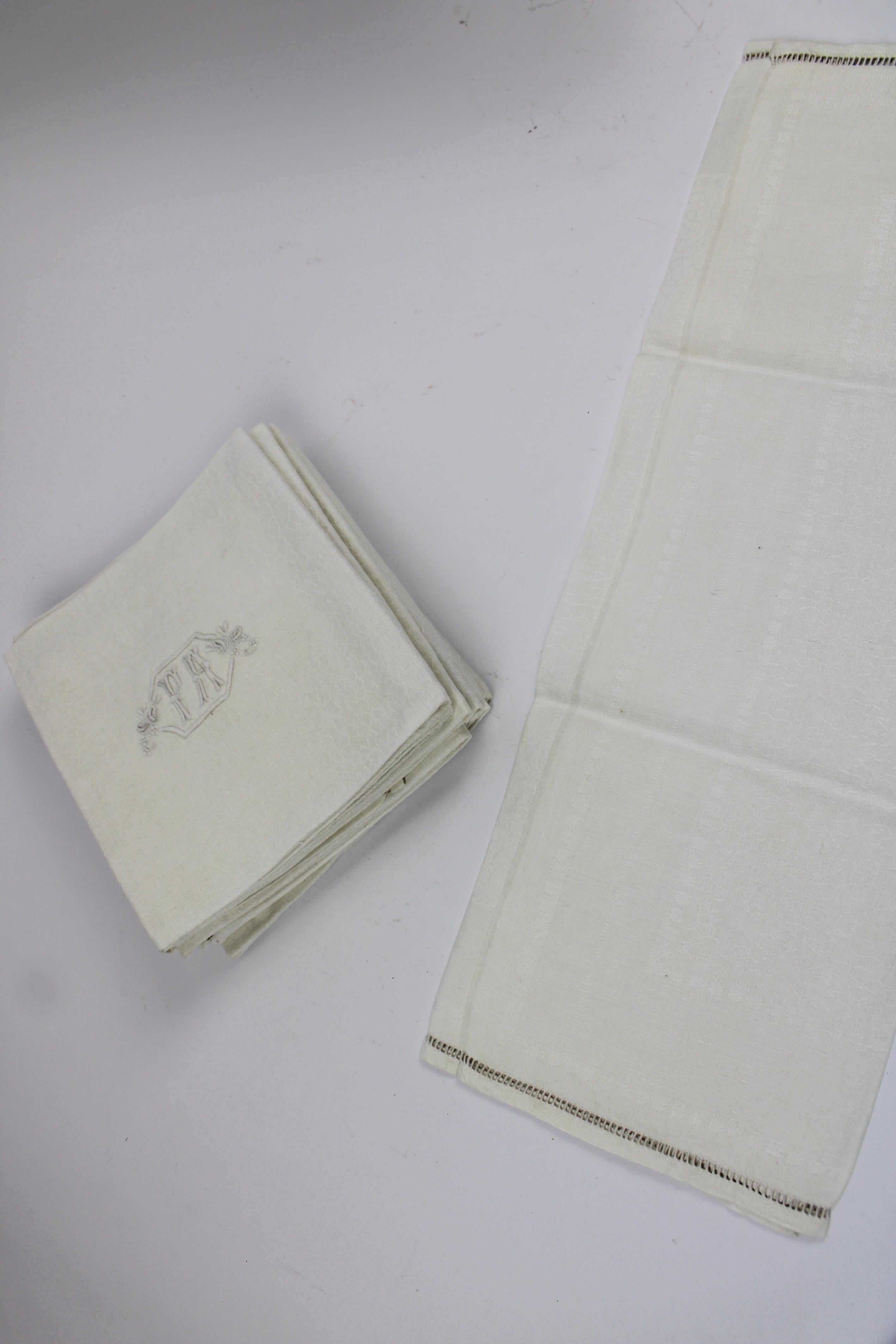 Set of 12 Monogramed Large Cream Colored Belgian Linen Table Napkins Belgium For Sale 2