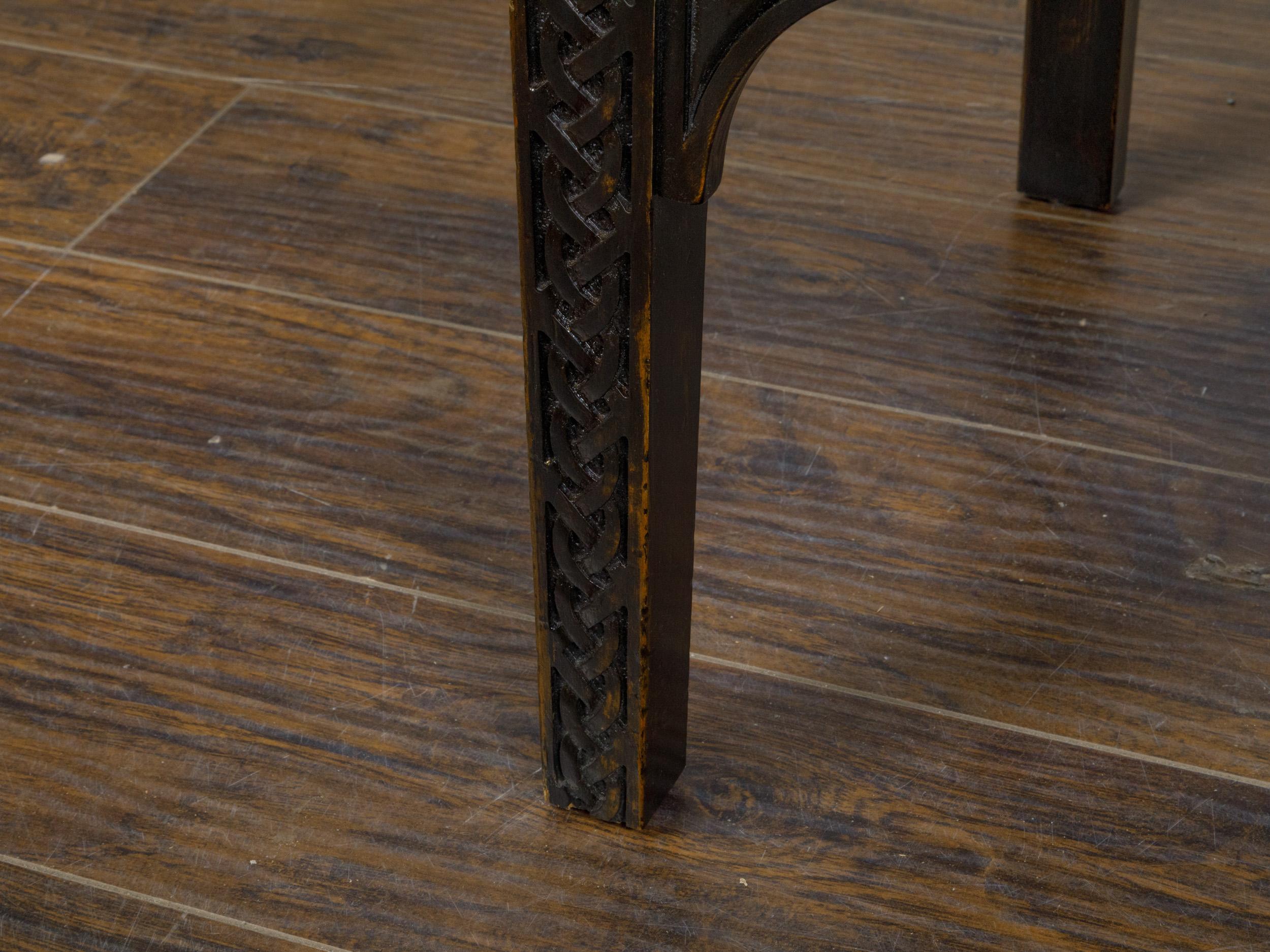 Satz von 12 marokkanischen Sesseln aus ebonisiertem geschnitztem Holz mit Ledersitzen, um 1900 im Angebot 4