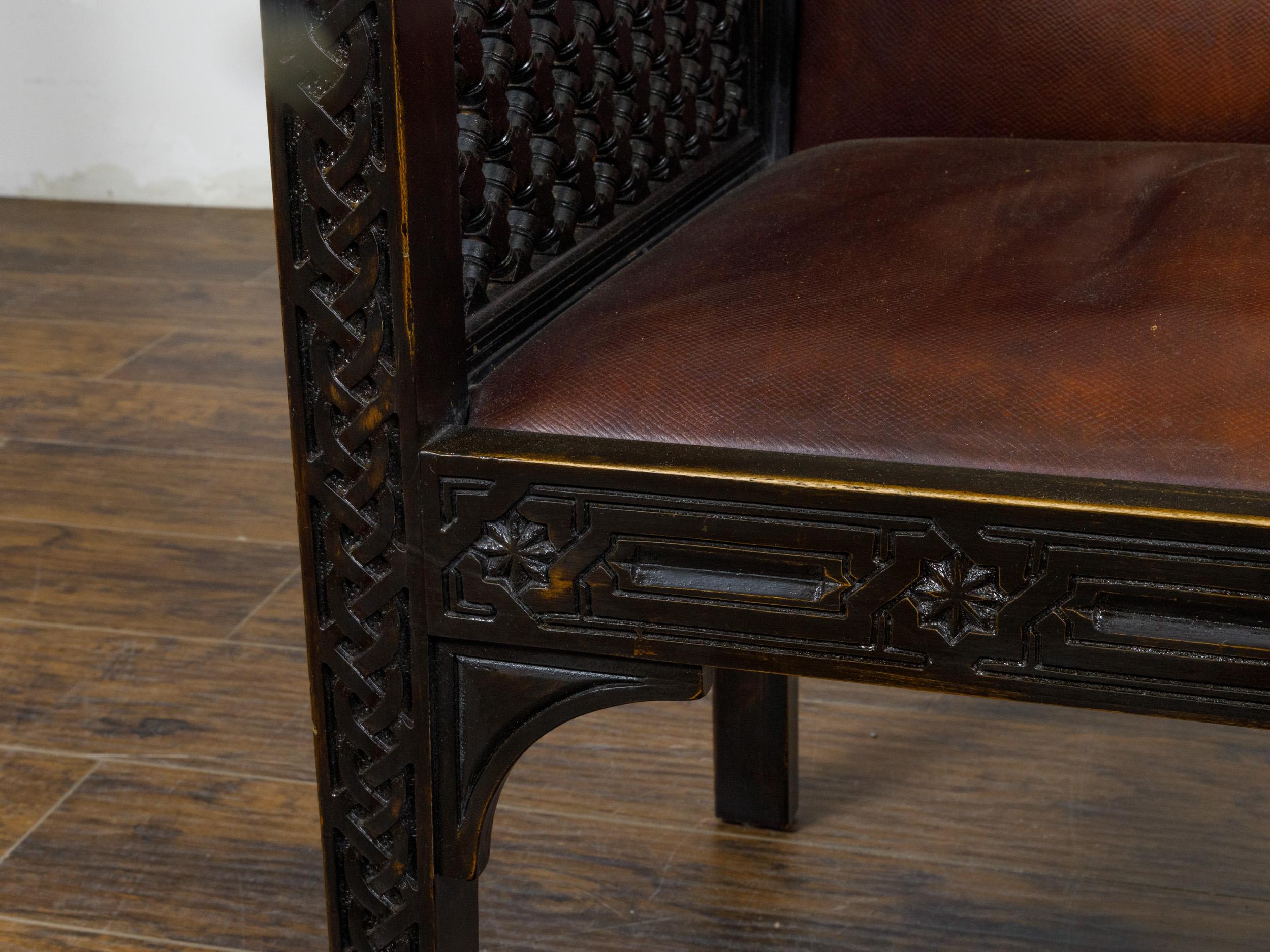Satz von 12 marokkanischen Sesseln aus ebonisiertem geschnitztem Holz mit Ledersitzen, um 1900 im Angebot 5