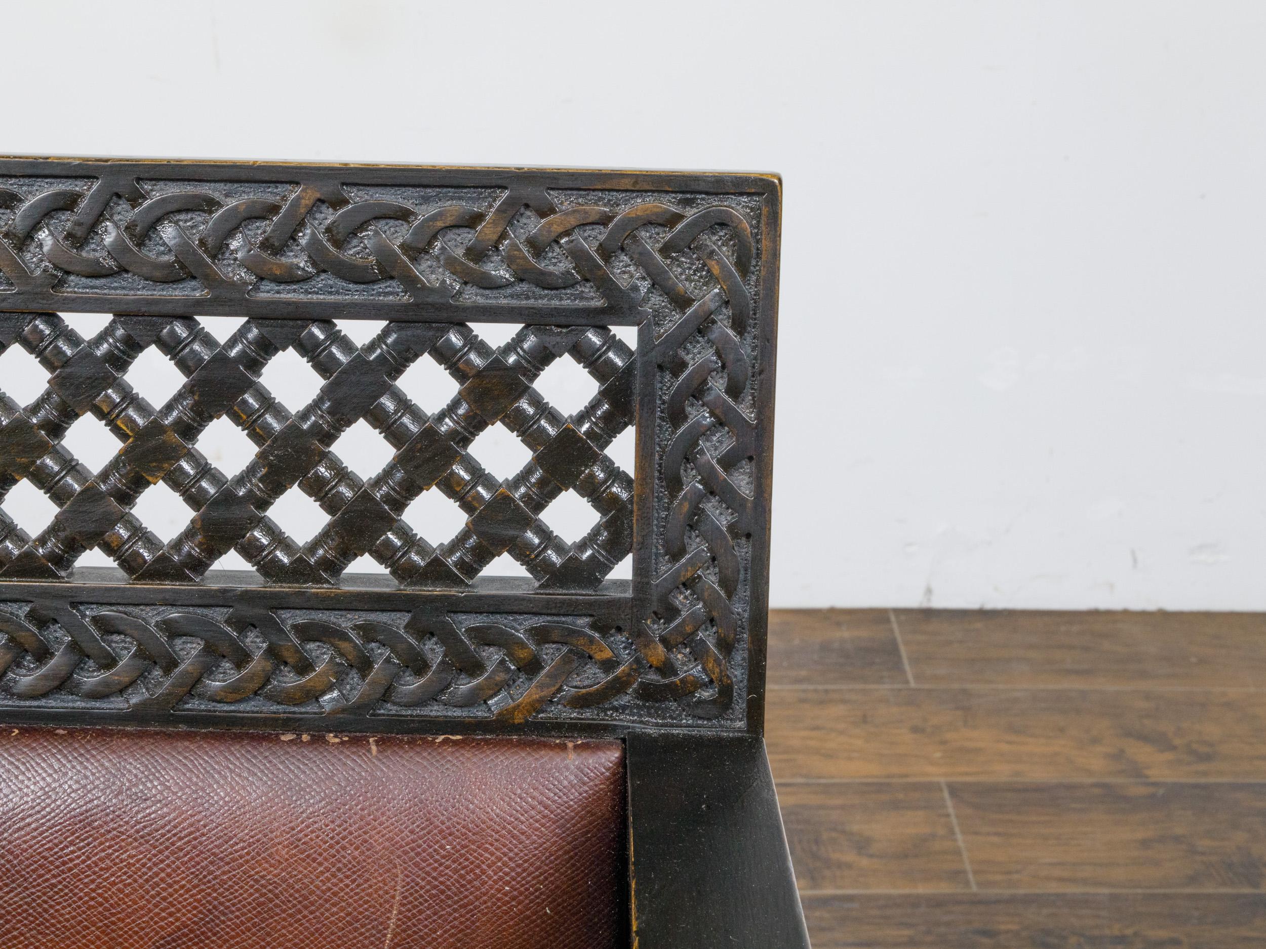 Satz von 12 marokkanischen Sesseln aus ebonisiertem geschnitztem Holz mit Ledersitzen, um 1900 im Angebot 6