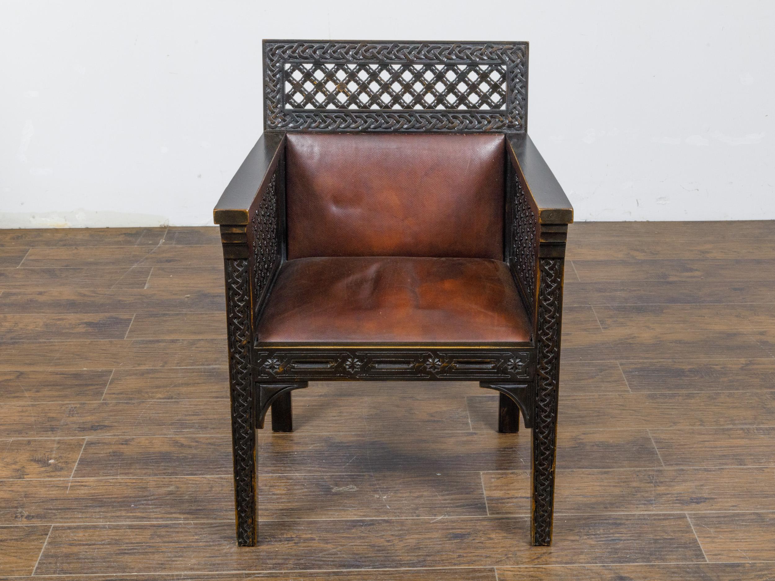 Ensemble de 12 fauteuils marocains en bois sculpté et ébonisé avec sièges en cuir, vers 1900 en vente 6