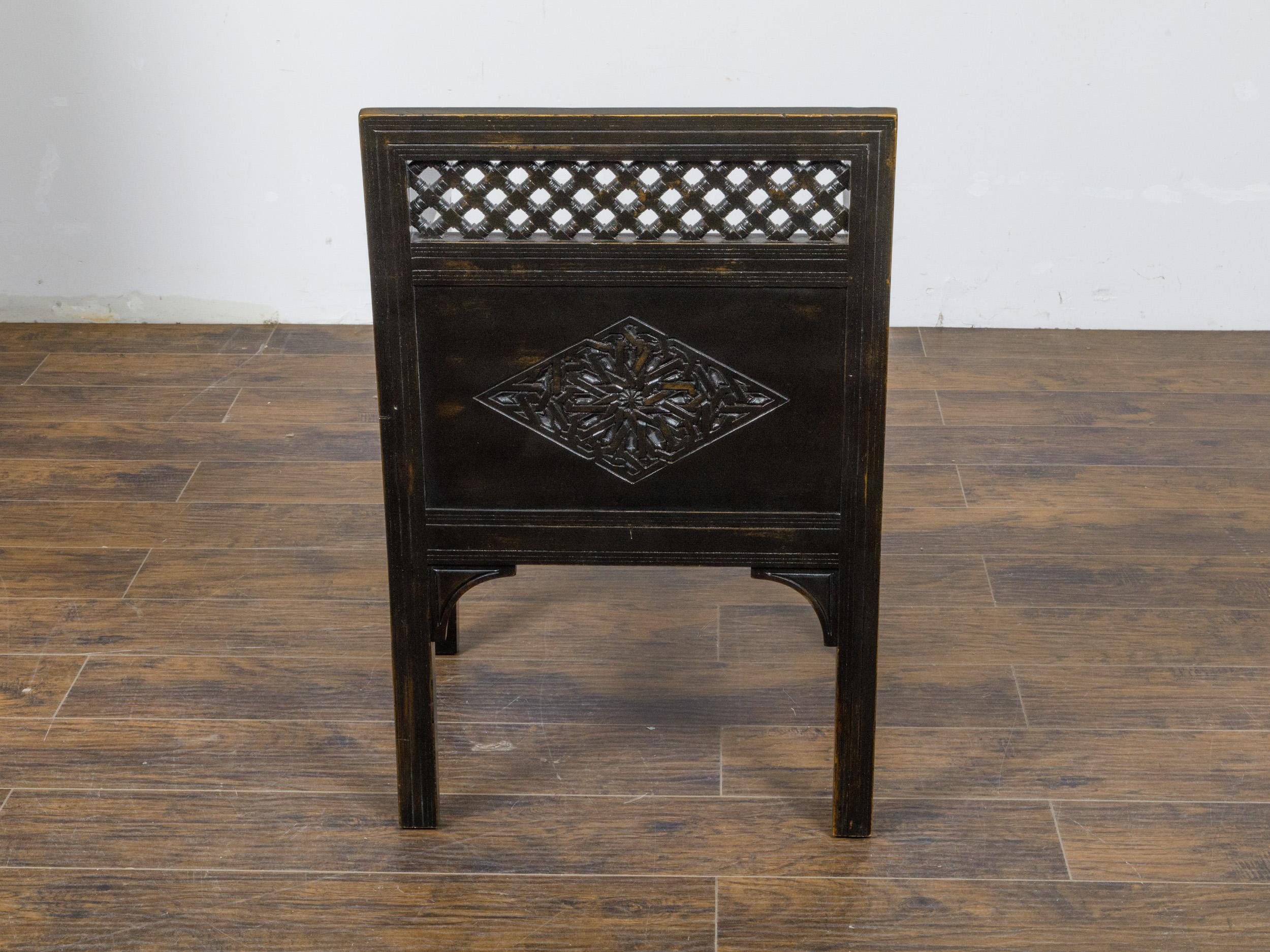 20ième siècle Ensemble de 12 fauteuils marocains en bois sculpté et ébonisé avec sièges en cuir, vers 1900 en vente