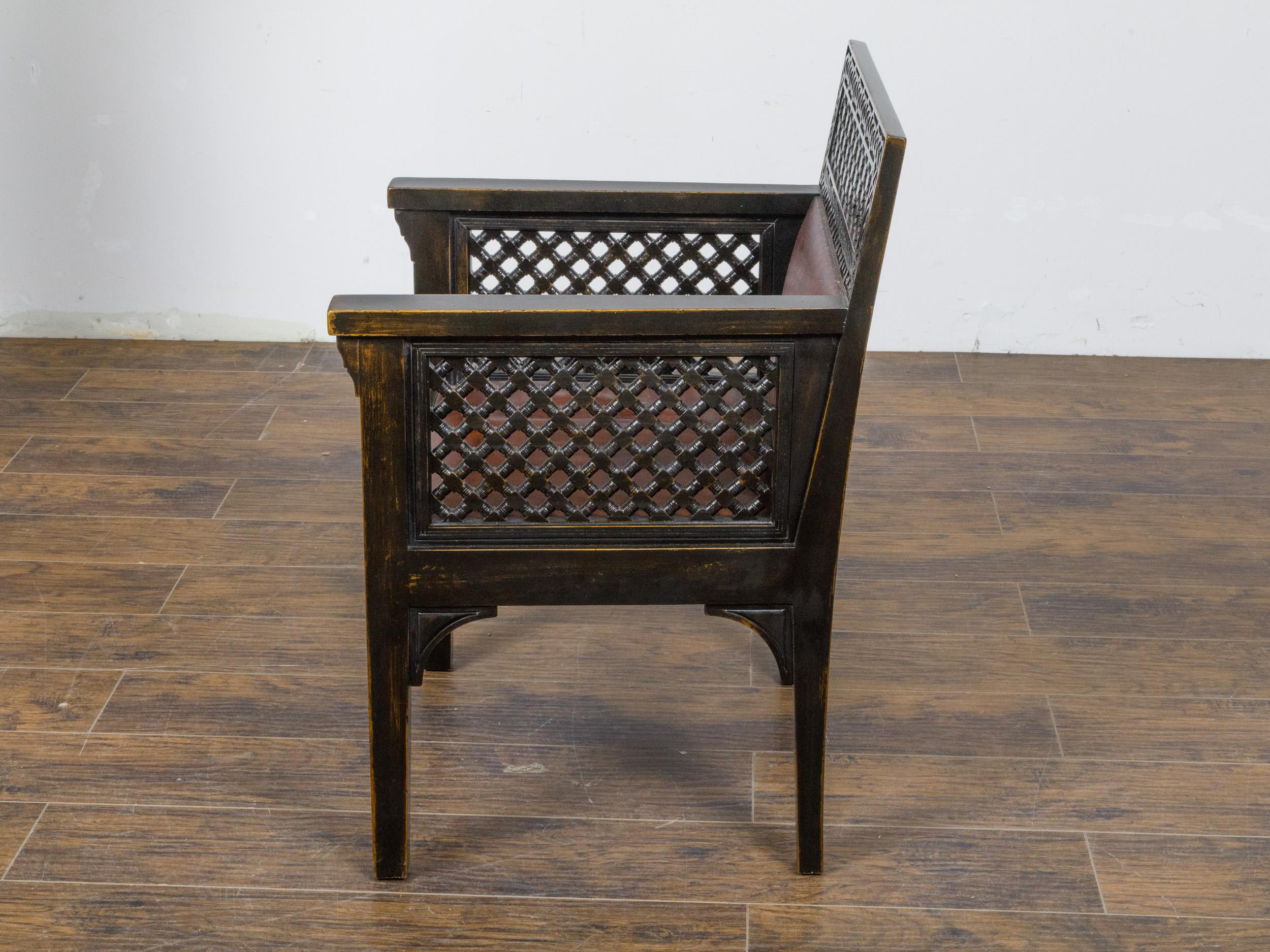 Satz von 12 marokkanischen Sesseln aus ebonisiertem geschnitztem Holz mit Ledersitzen, um 1900 im Angebot 1