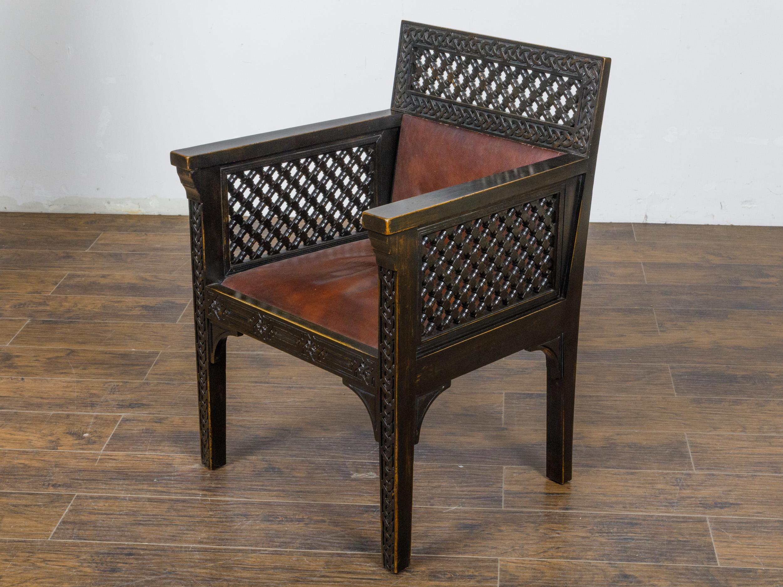 Satz von 12 marokkanischen Sesseln aus ebonisiertem geschnitztem Holz mit Ledersitzen, um 1900 im Angebot 2