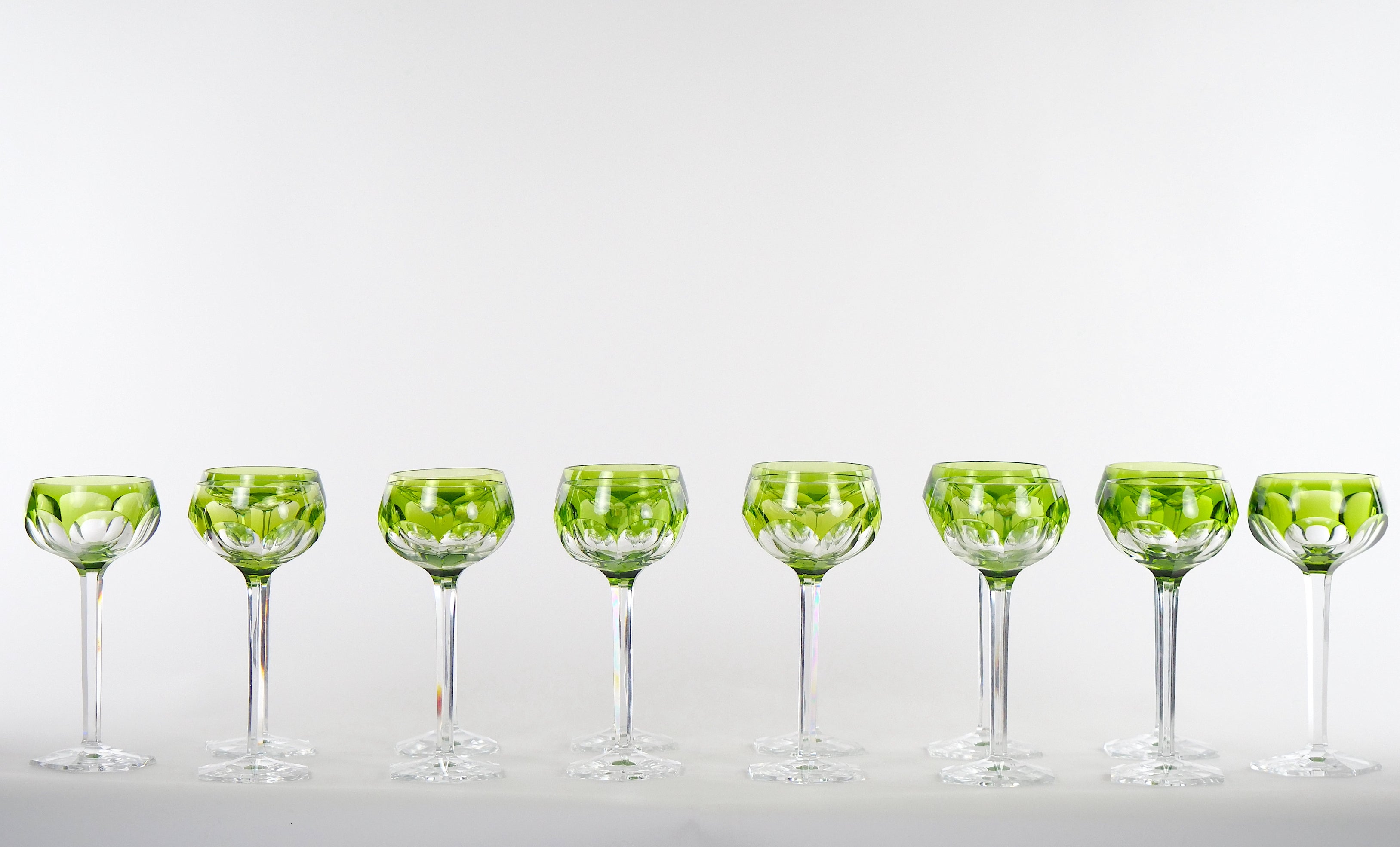 Satz von 12 Moser Intaglio Cut Art Nouveau Grün schattiert zu klaren Weinpokalen