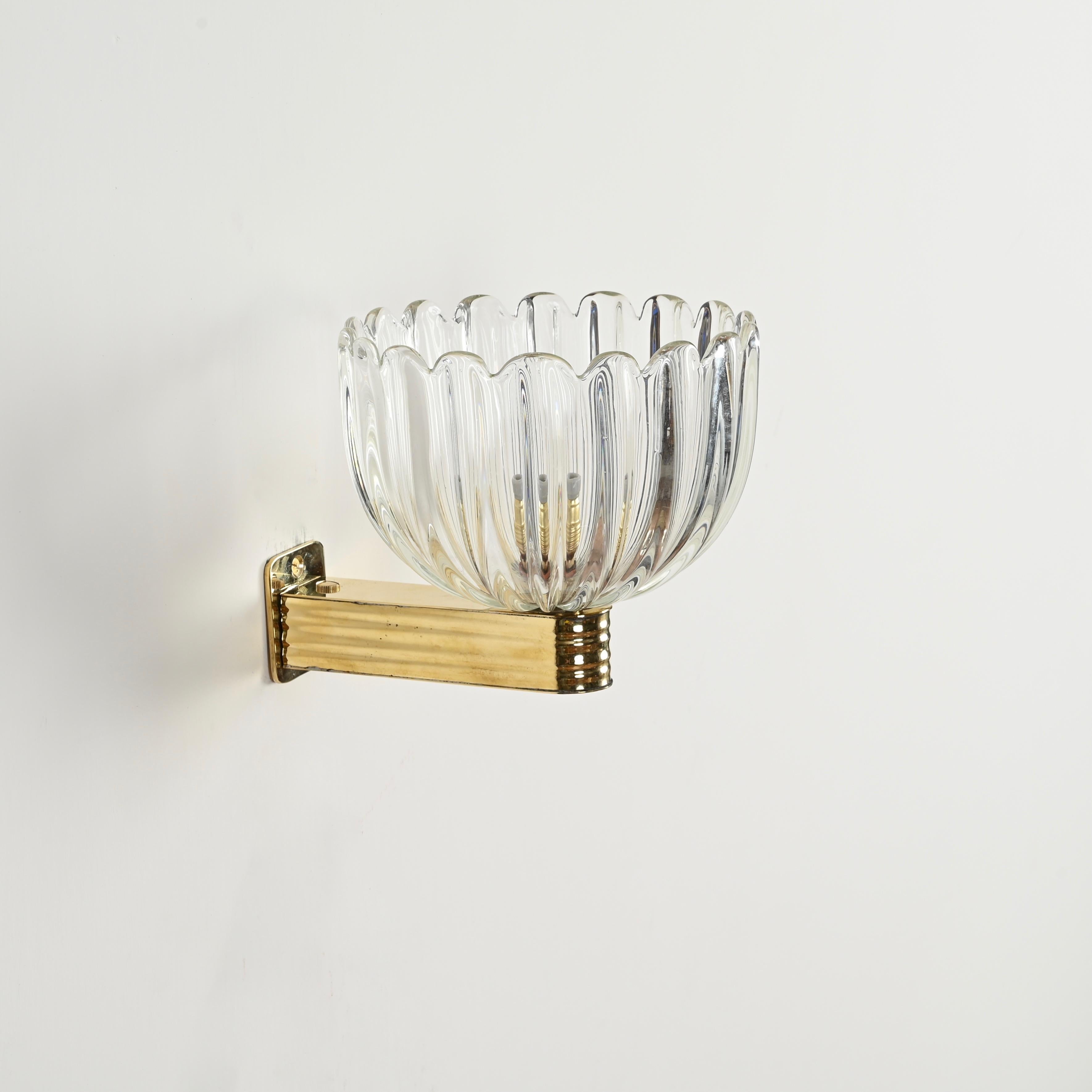Conjunto único de 12 candelabros Art Decó de Murano de Ercole Barovier. Estos apliques con forma de campana se fabricaron en Italia a finales de la década de 1940. 

Todo en fabuloso estado, sin astillas ni grietas. Estas lámparas, muy decorativas,