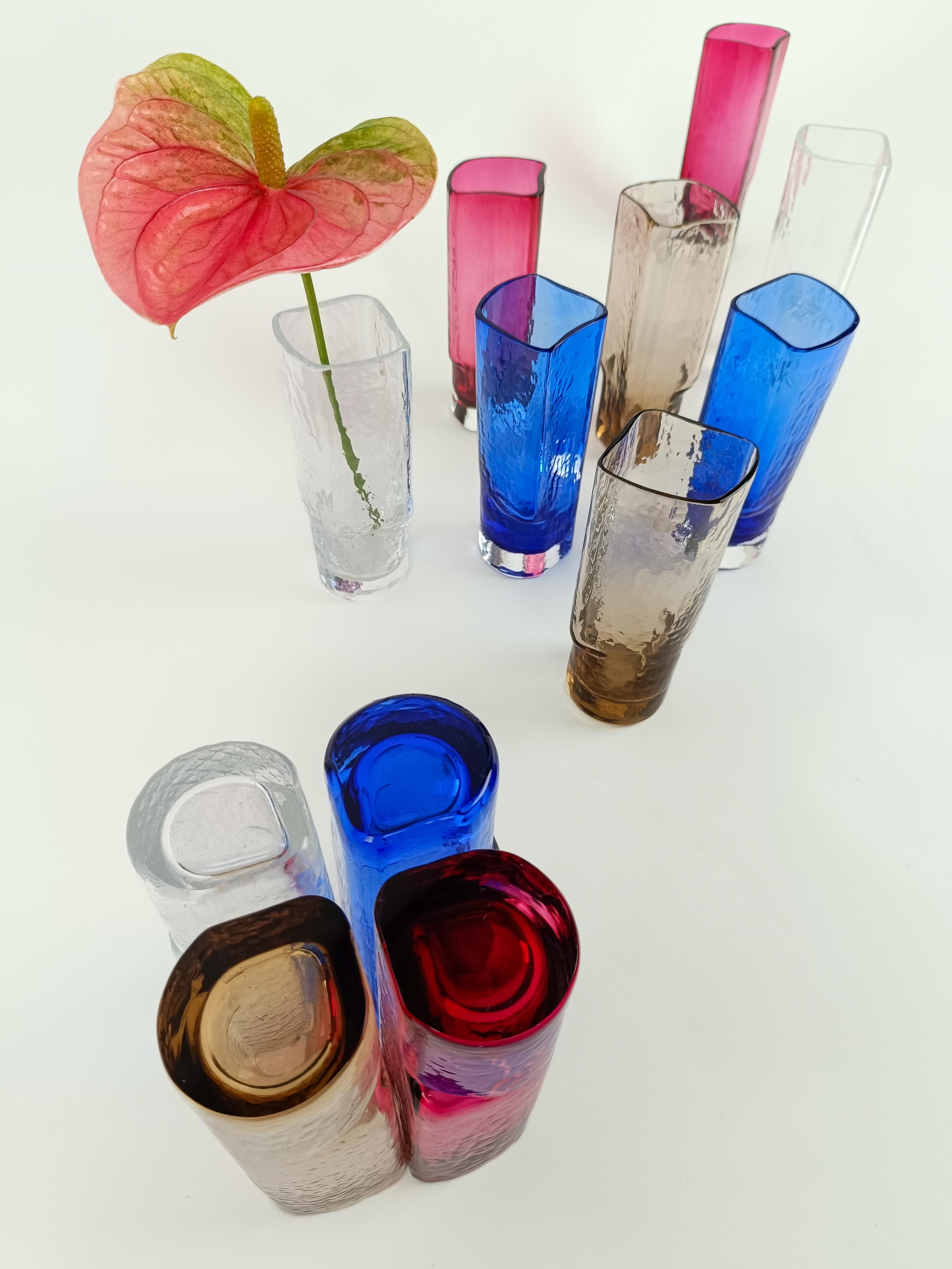 Sería limitante definir el artículo que pongo a la venta como un simple juego de vasos vintage, no sólo por la altísima calidad del vidrio soplado de corteza de Murano del que están hechos, sino sobre todo por su ingenioso diseño; de hecho, la
