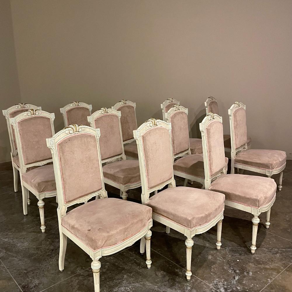 Der Satz von 12 bemalten Esszimmerstühlen aus der Zeit Napoleons III. besitzt eine königliche Eleganz, der man sich nicht entziehen kann! Die Kombination aus klassischem Design und zeitlosen naturalistischen Motiven ist die Essenz des Genres, das