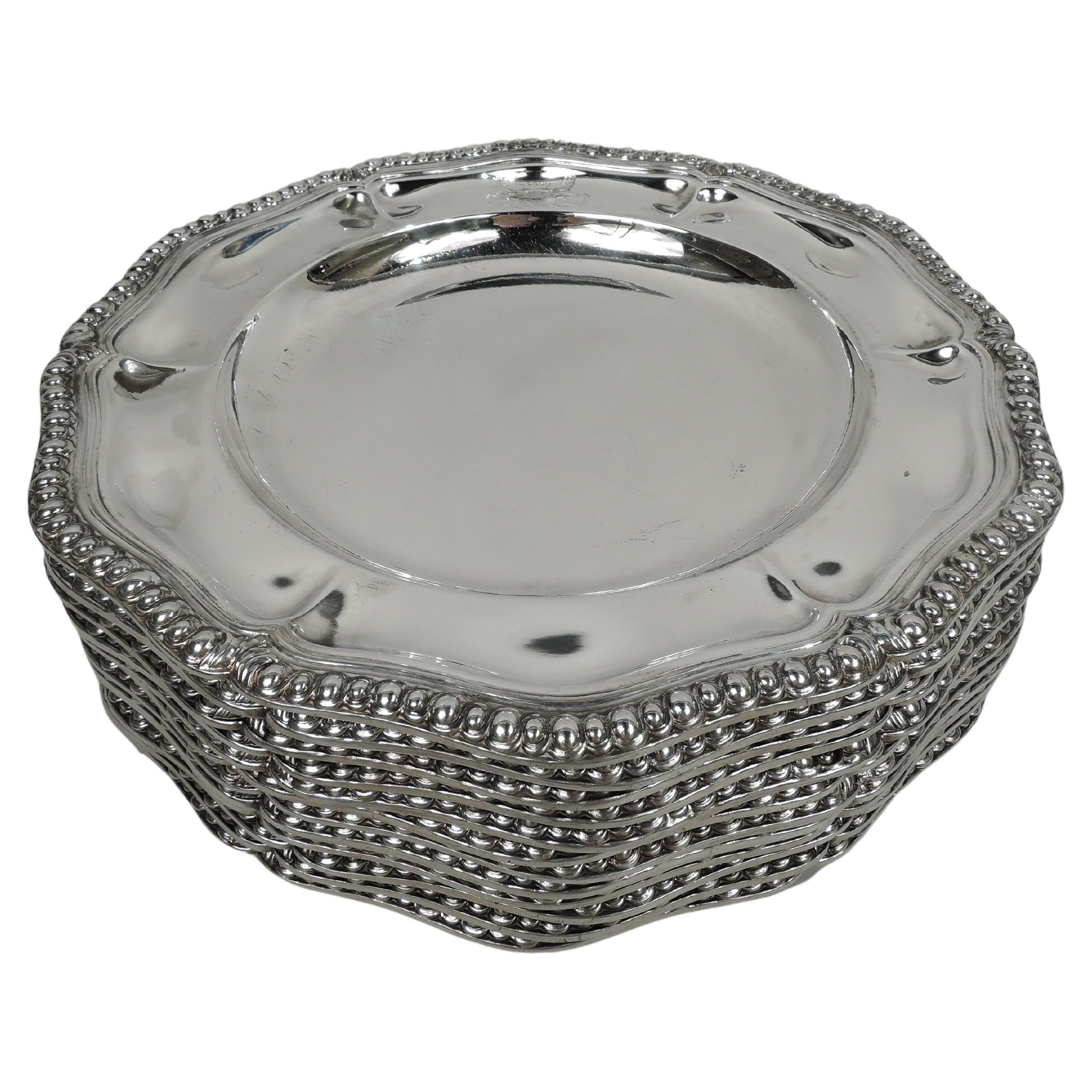 Ensemble de 12 somptueuses assiettes classiques françaises en argent avec armoiries Odiot