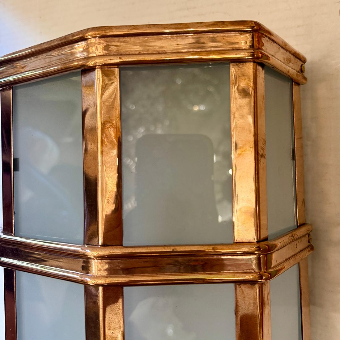 Ensemble de lanternes anglaises en cuivre des années 1950 avec lumières intérieures. Vendu par paire.

Mesures :
Hauteur : 12