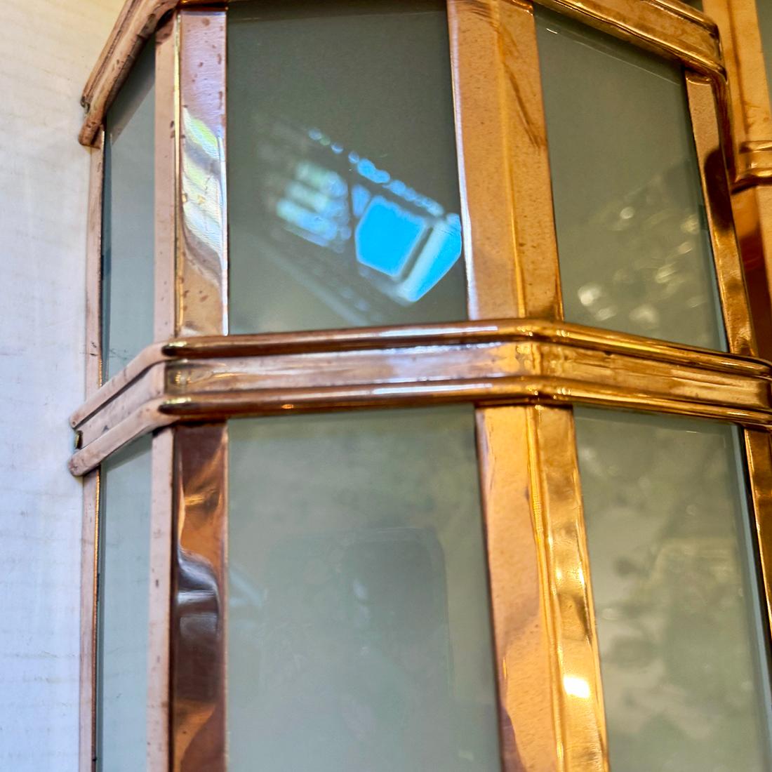 Anglais Lot de 12 lanternes d'extérieur en cuivre. Vendu par paire en vente