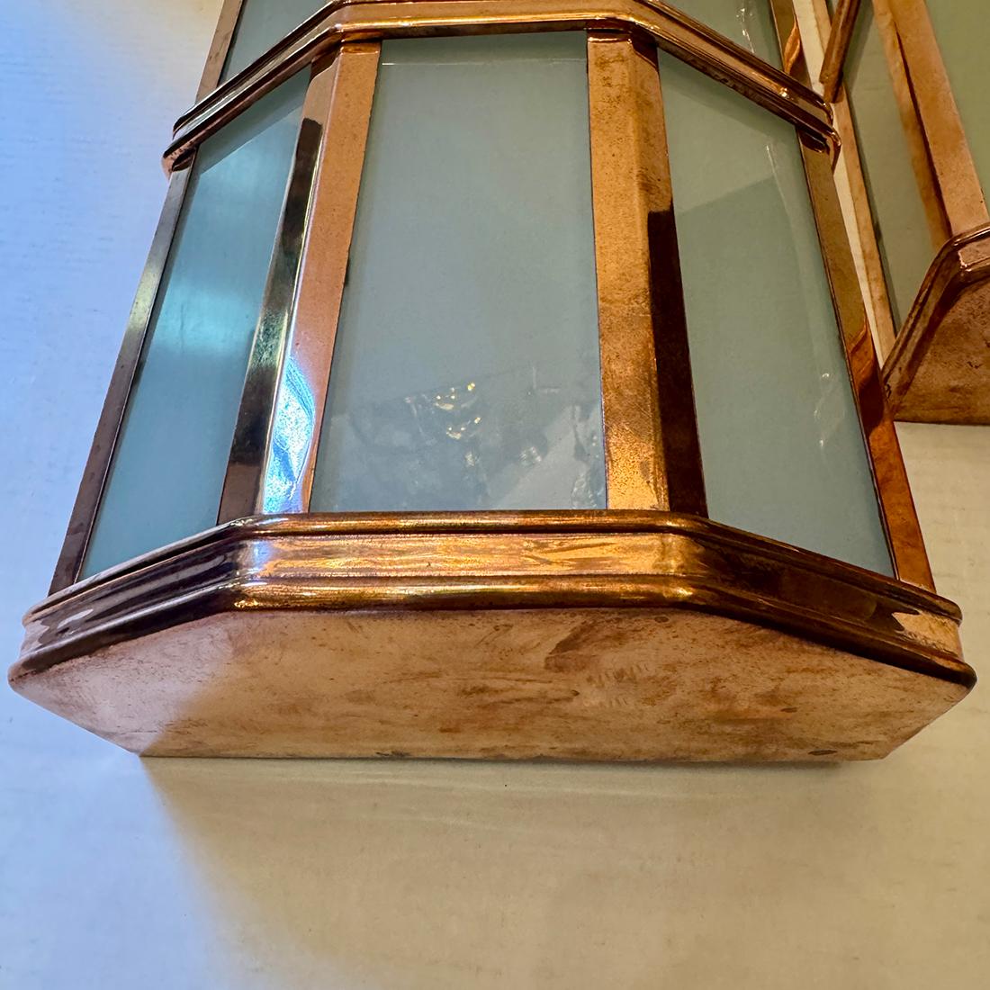 Lot de 12 lanternes d'extérieur en cuivre. Vendu par paire Bon état - En vente à New York, NY